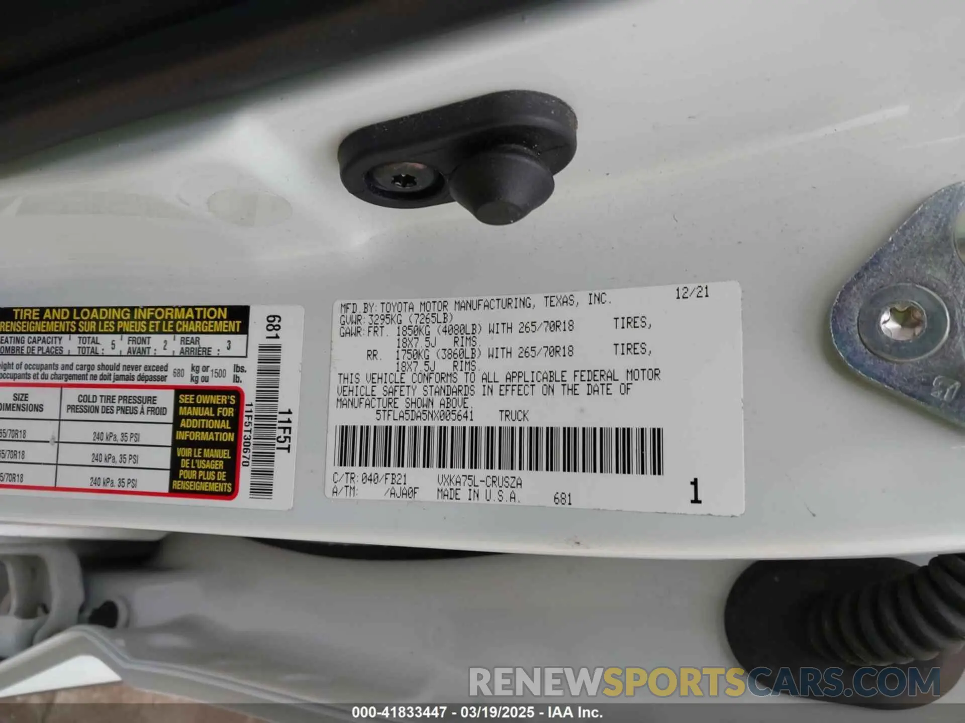 9 Photograph of a damaged car 5TFLA5DA5NX005641 TOYOTA TUNDRA 2022