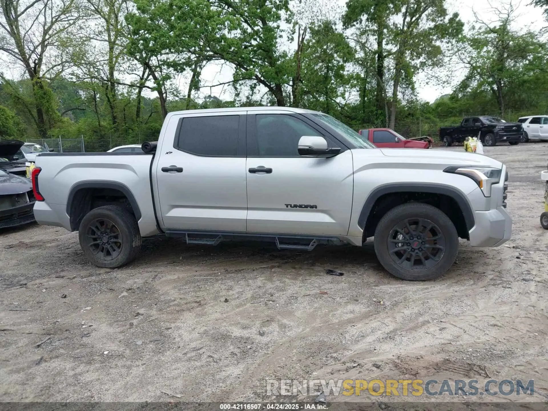 13 Photograph of a damaged car 5TFLA5DB4NX053351 TOYOTA TUNDRA 2022