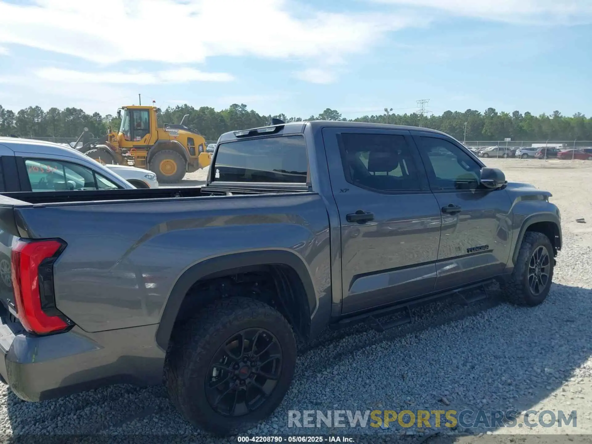 13 Photograph of a damaged car 5TFLA5DB5NX055173 TOYOTA TUNDRA 2022