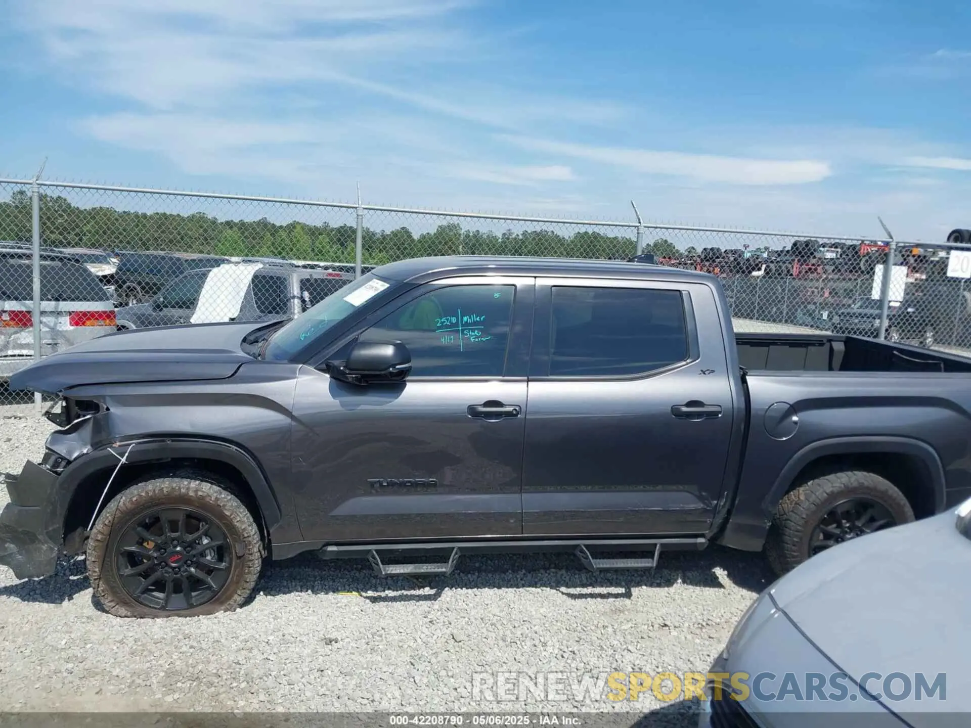 14 Photograph of a damaged car 5TFLA5DB5NX055173 TOYOTA TUNDRA 2022