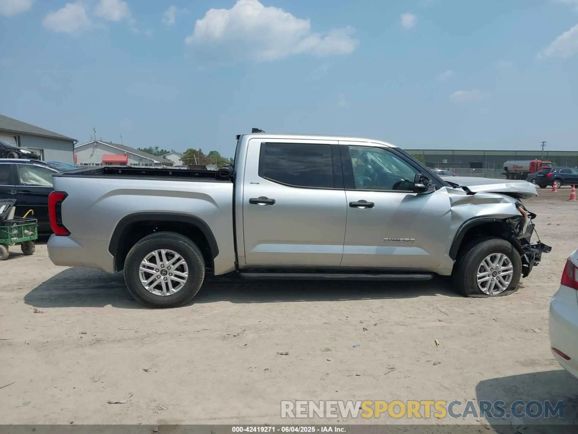 13 Photograph of a damaged car 5TFLA5DB7NX053845 TOYOTA TUNDRA 2022