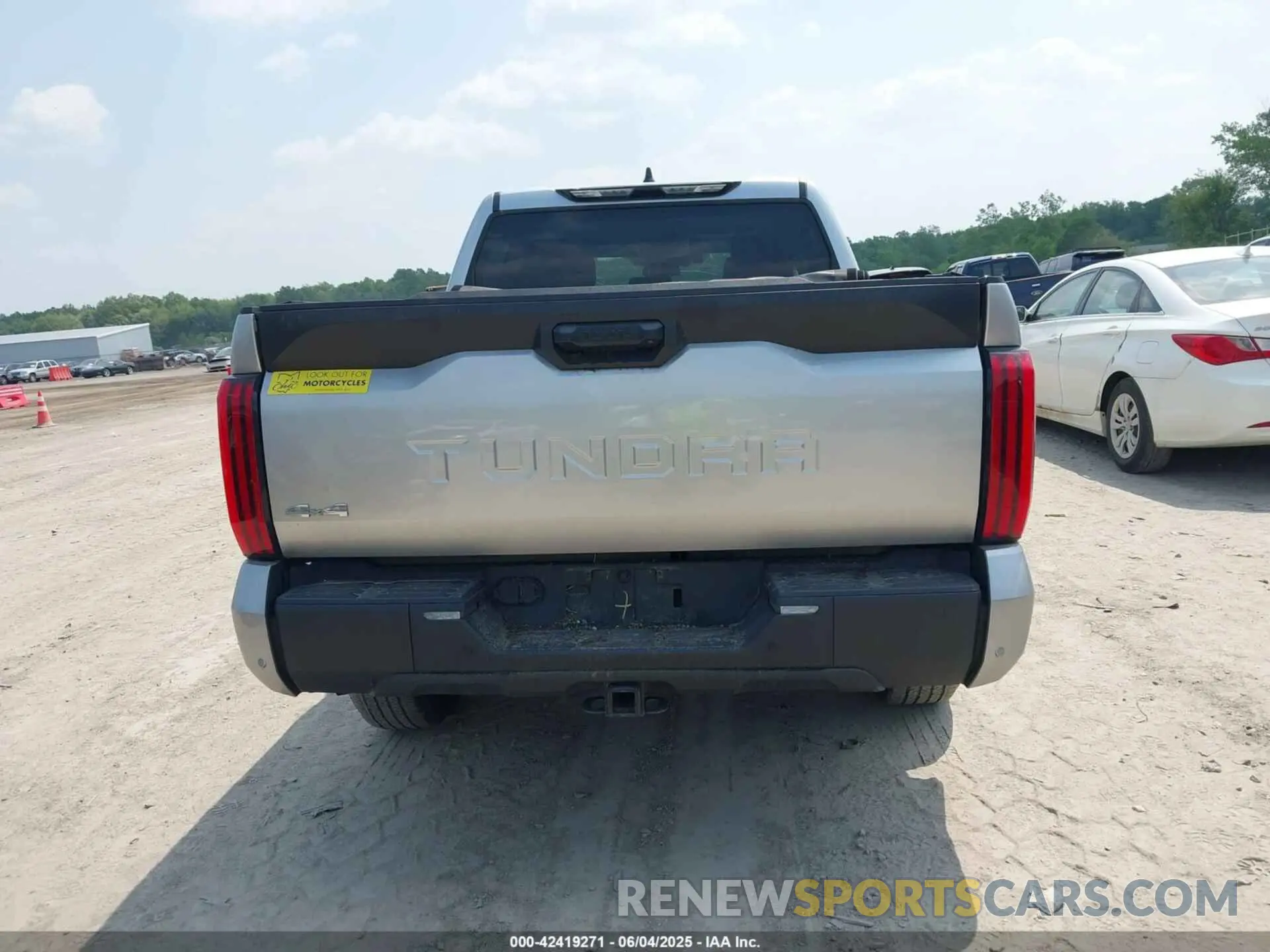 16 Photograph of a damaged car 5TFLA5DB7NX053845 TOYOTA TUNDRA 2022