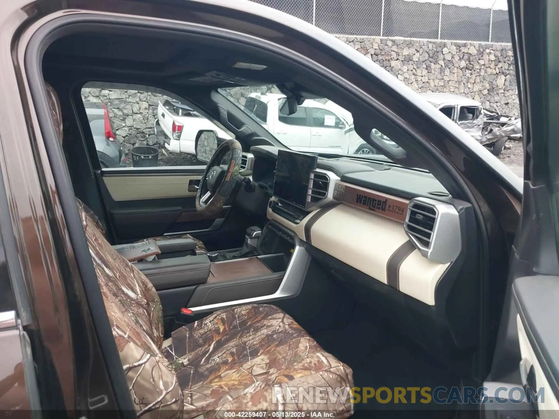 5 Photograph of a damaged car 5TFMA5DB1NX012518 TOYOTA TUNDRA 2022