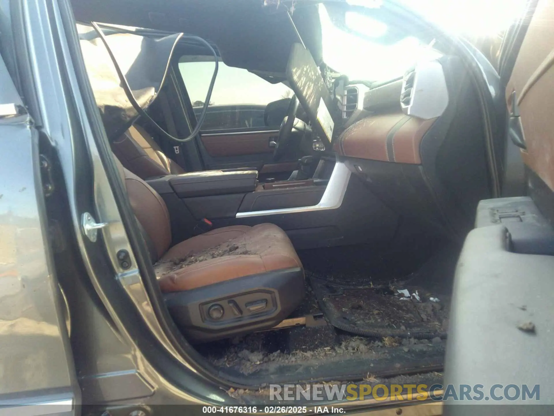 5 Photograph of a damaged car 5TFMA5DB9NX054628 TOYOTA TUNDRA 2022