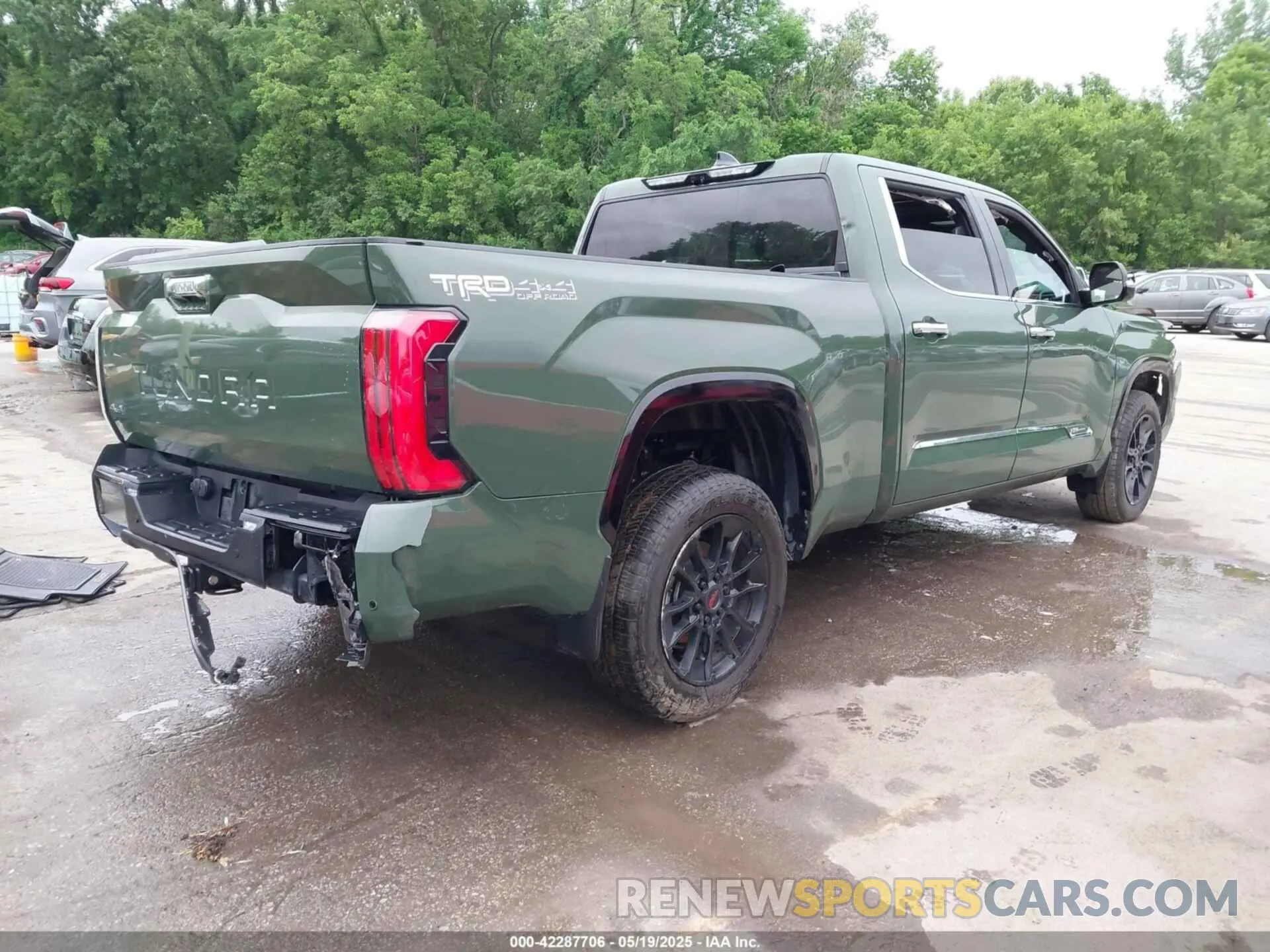 4 Photograph of a damaged car 5TFMA5EC8NX008070 TOYOTA TUNDRA 2022