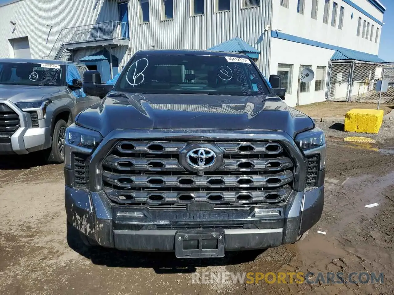 5 Photograph of a damaged car 5TFNC5DB3NX008341 TOYOTA TUNDRA 2022