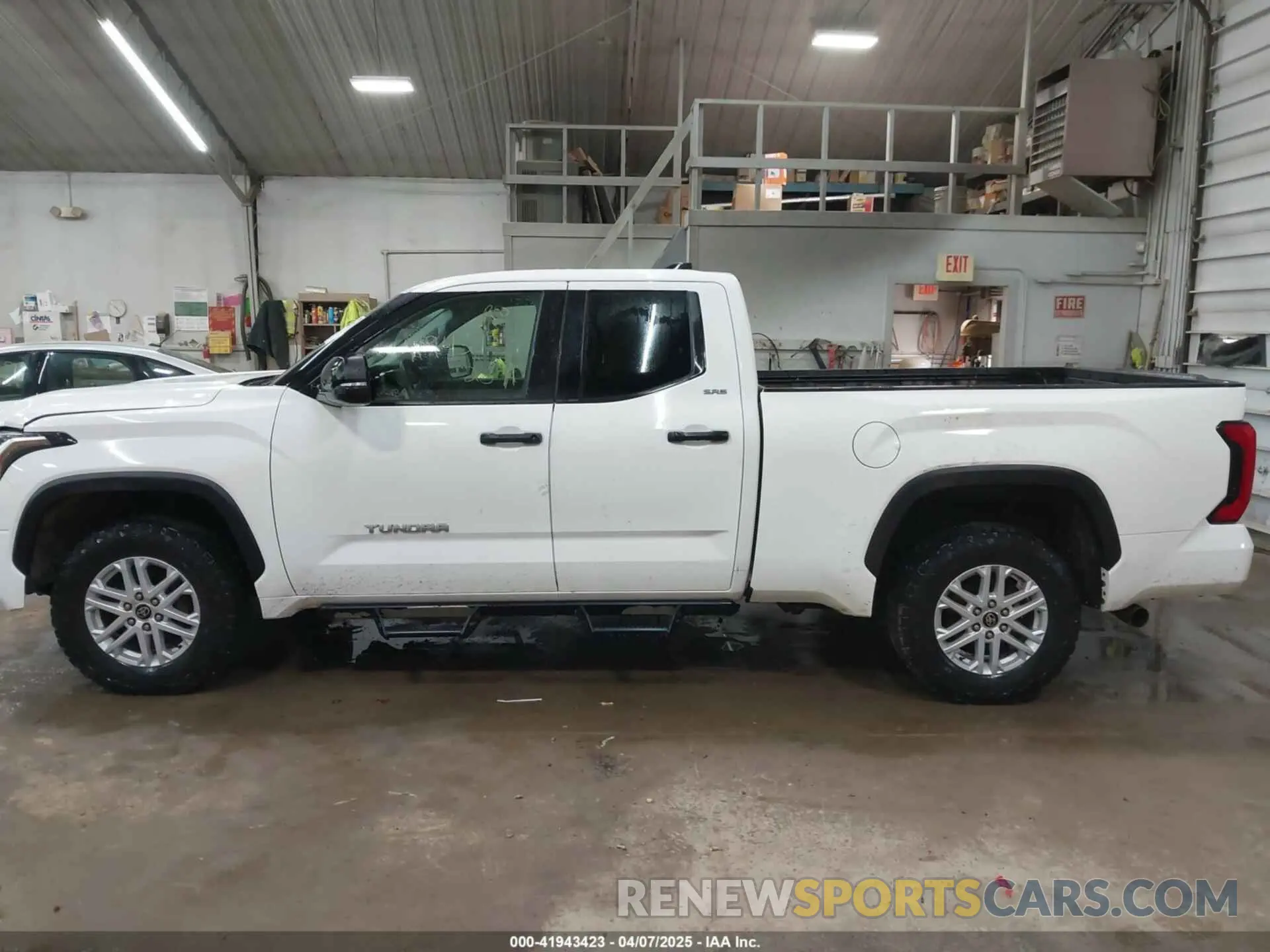 14 Photograph of a damaged car 5TFLA5DAXPX063554 TOYOTA TUNDRA 2023