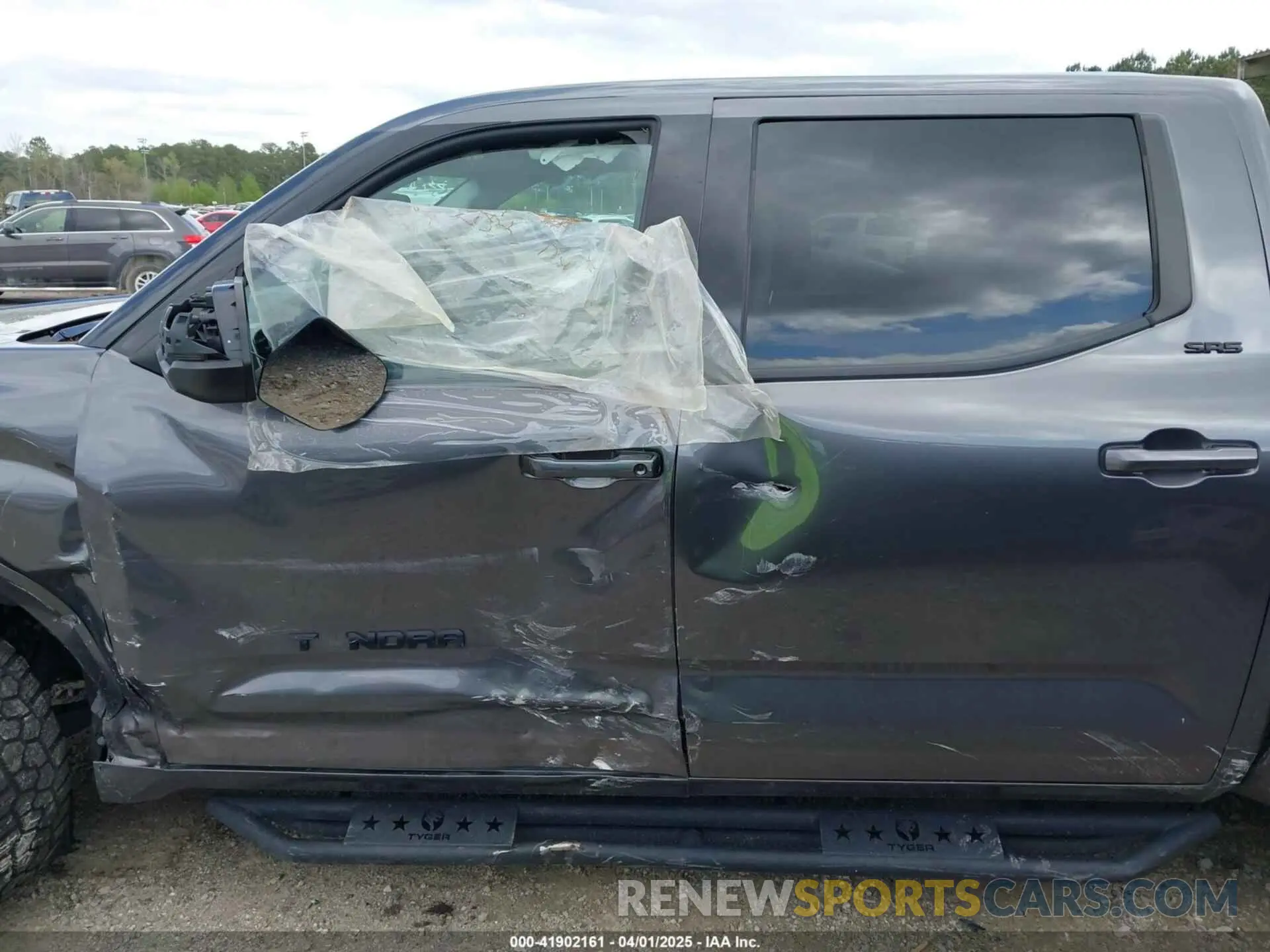 14 Photograph of a damaged car 5TFLA5DB9PX088258 TOYOTA TUNDRA 2023