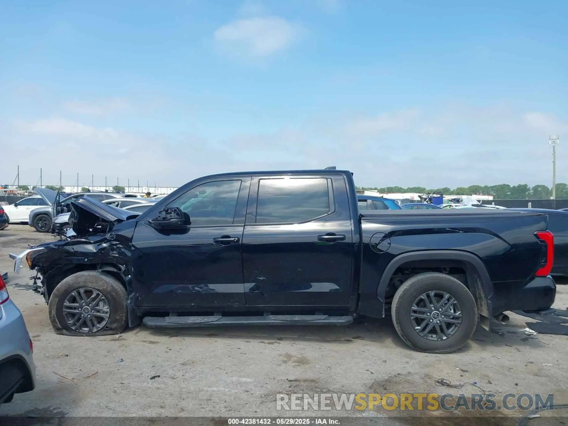 14 Photograph of a damaged car 5TFLA5AB2RX034534 TOYOTA TUNDRA 2024