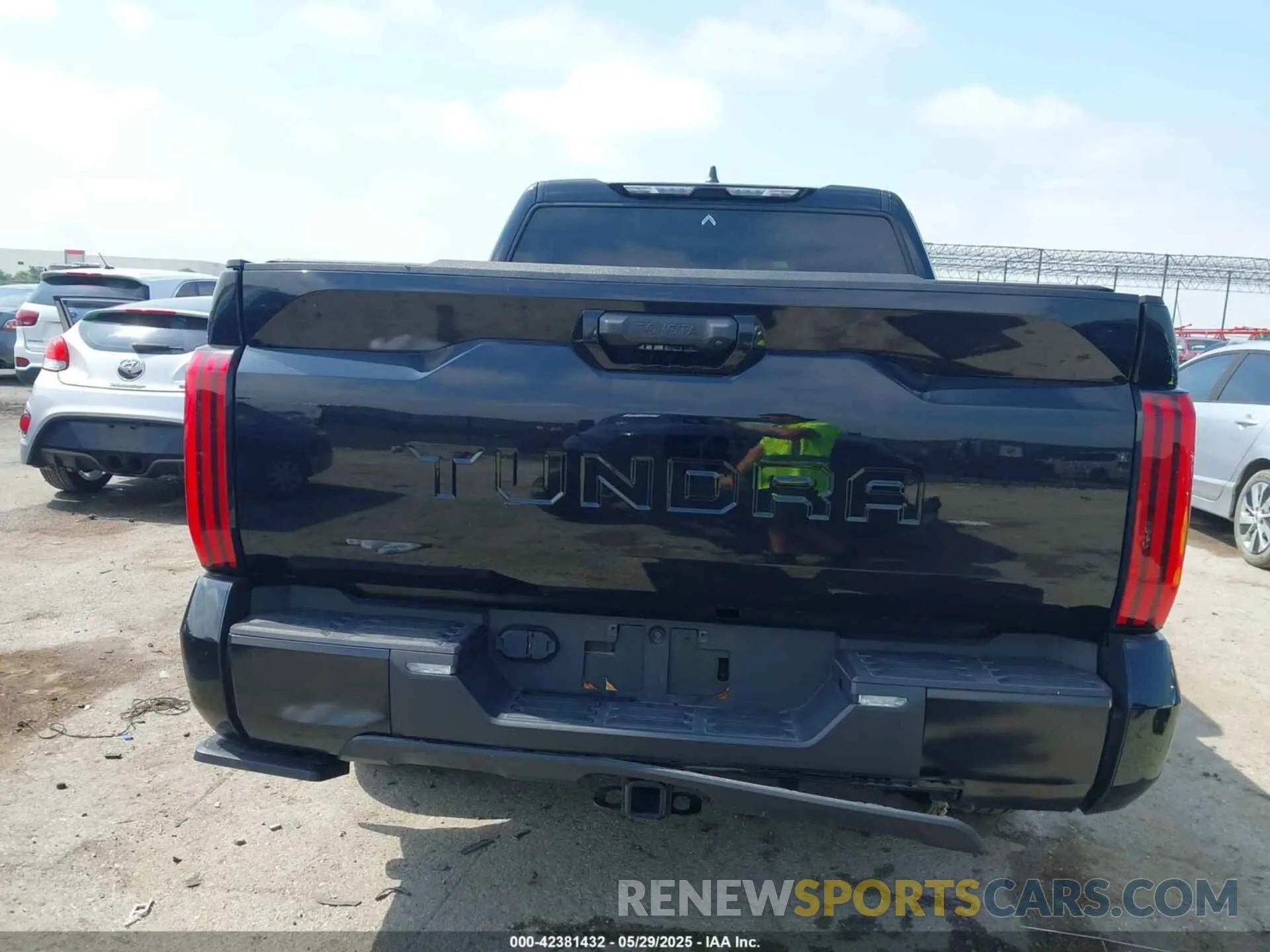 16 Photograph of a damaged car 5TFLA5AB2RX034534 TOYOTA TUNDRA 2024