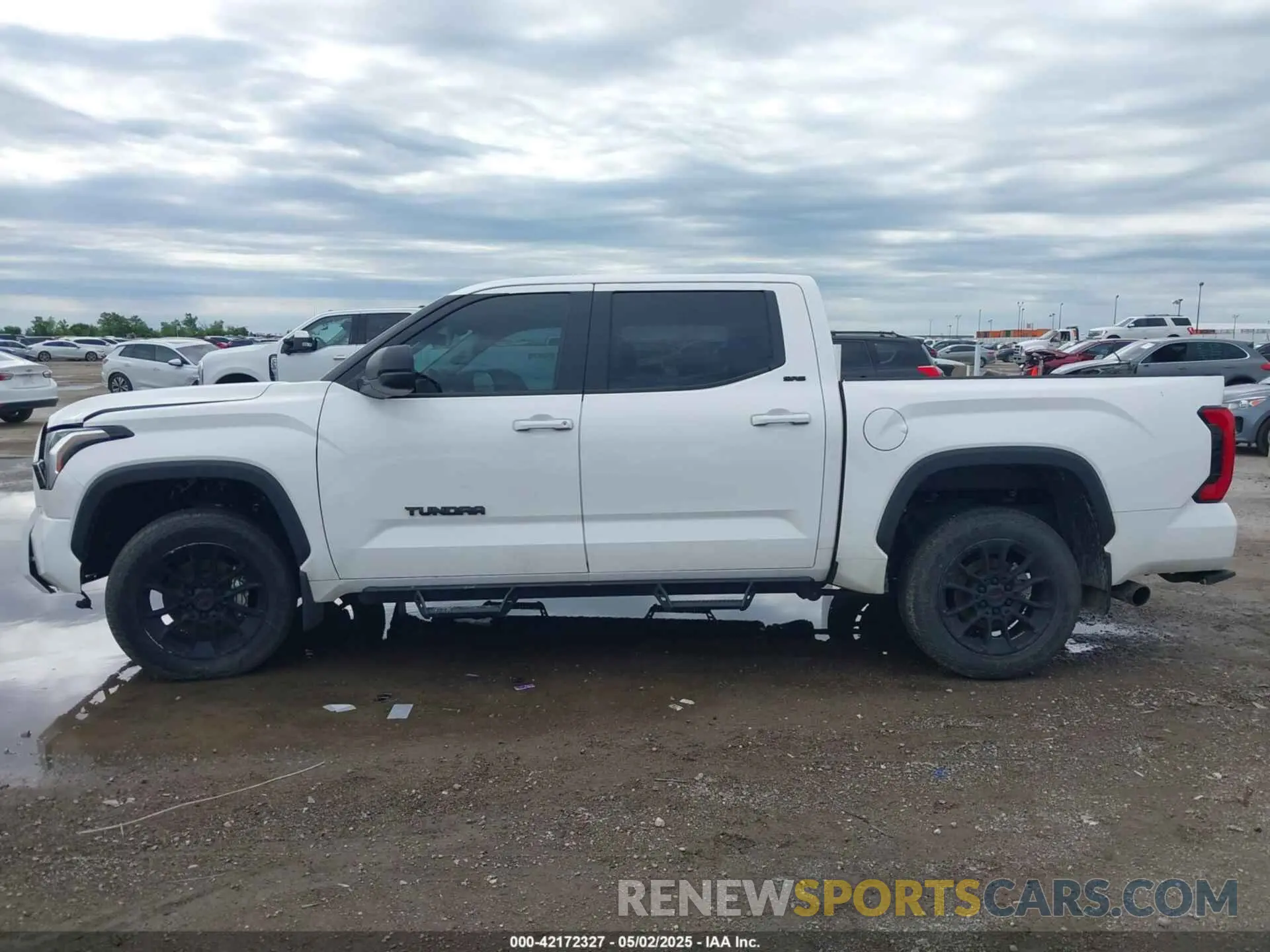 14 Photograph of a damaged car 5TFLA5DB2RX210767 TOYOTA TUNDRA 2024