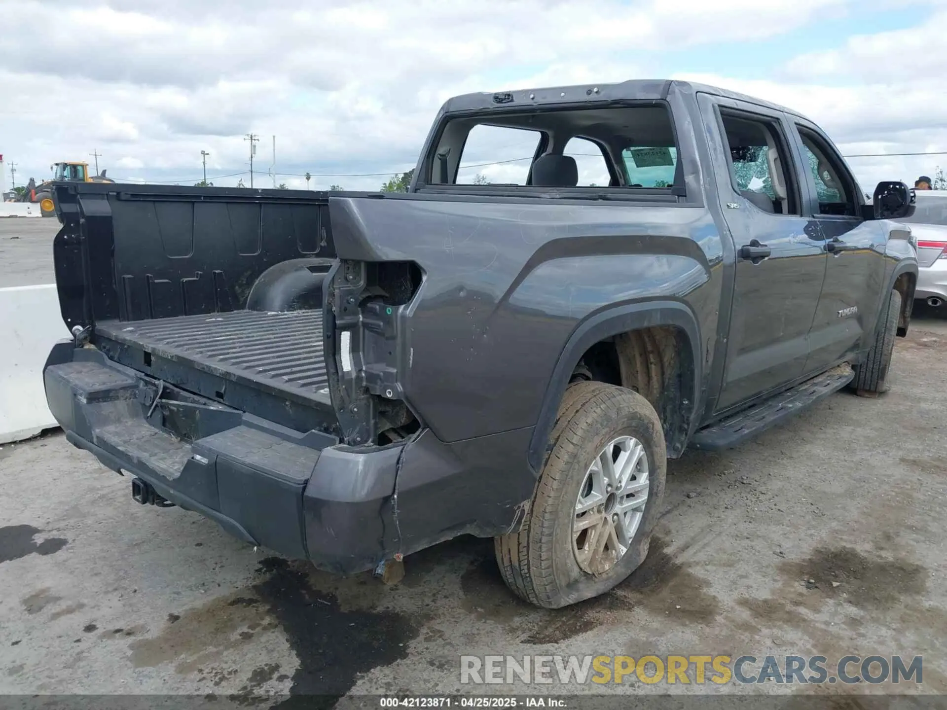 4 Photograph of a damaged car 5TFLA5DB4RX145954 TOYOTA TUNDRA 2024