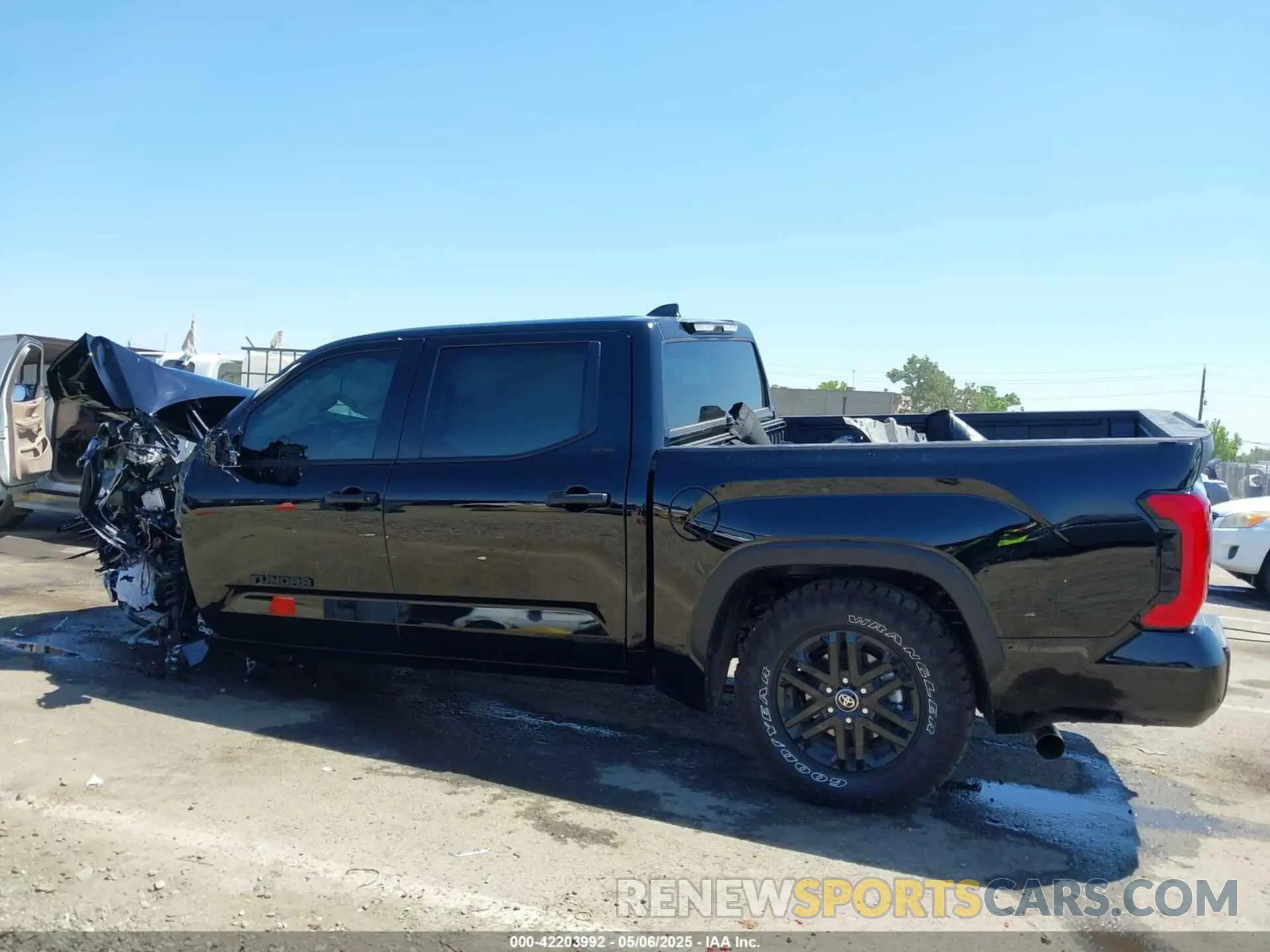 14 Photograph of a damaged car 5TFLA5DB2SX276564 TOYOTA TUNDRA 2025