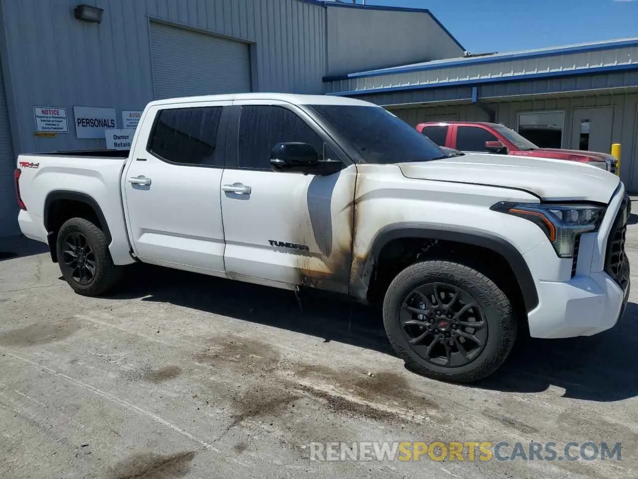 4 Photograph of a damaged car 5TFWA5DBXSX250274 TOYOTA TUNDRA 2025