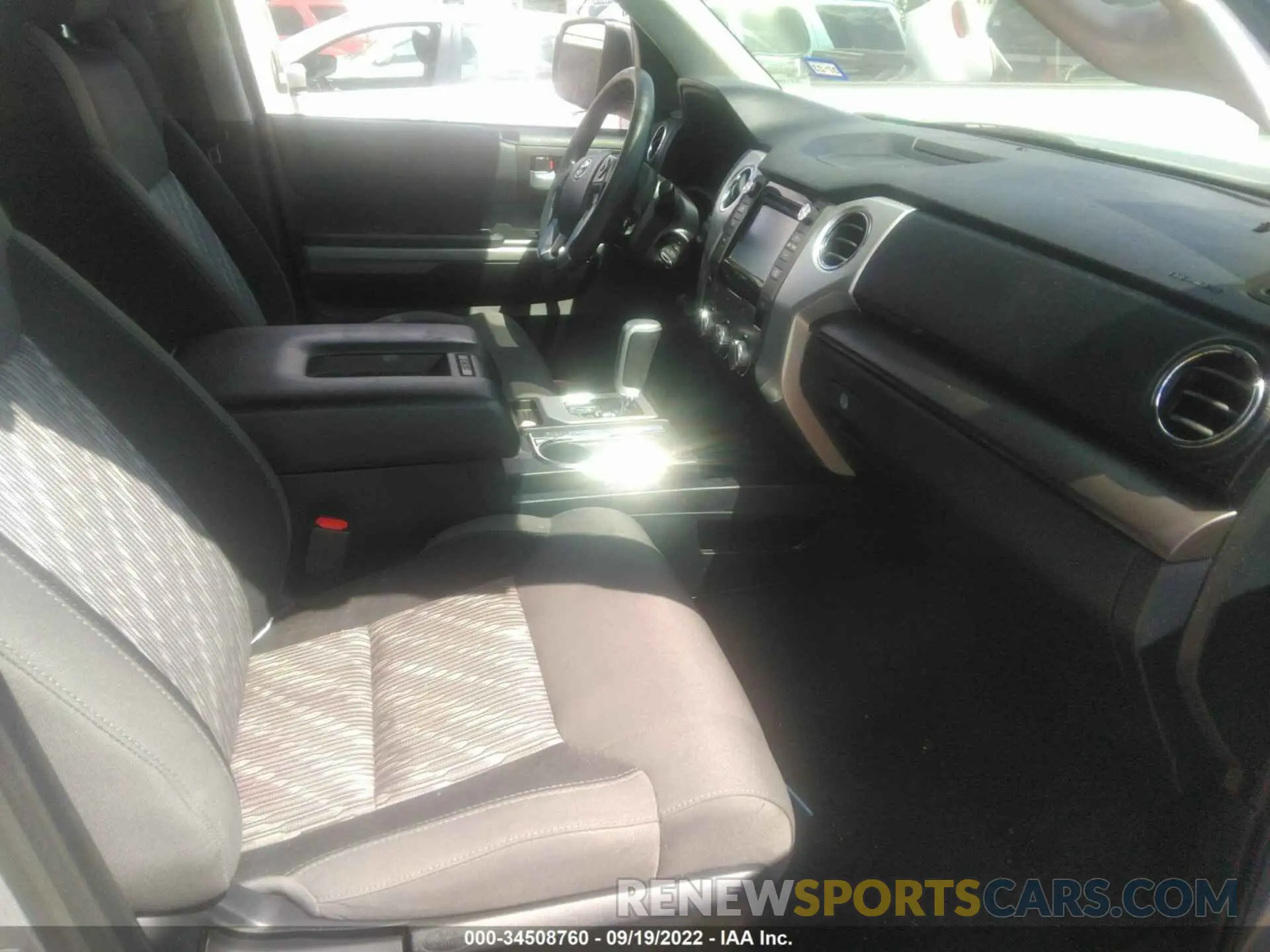 5 Photograph of a damaged car 5TFEM5F1XKX136797 TOYOTA TUNDRA 2WD 2019