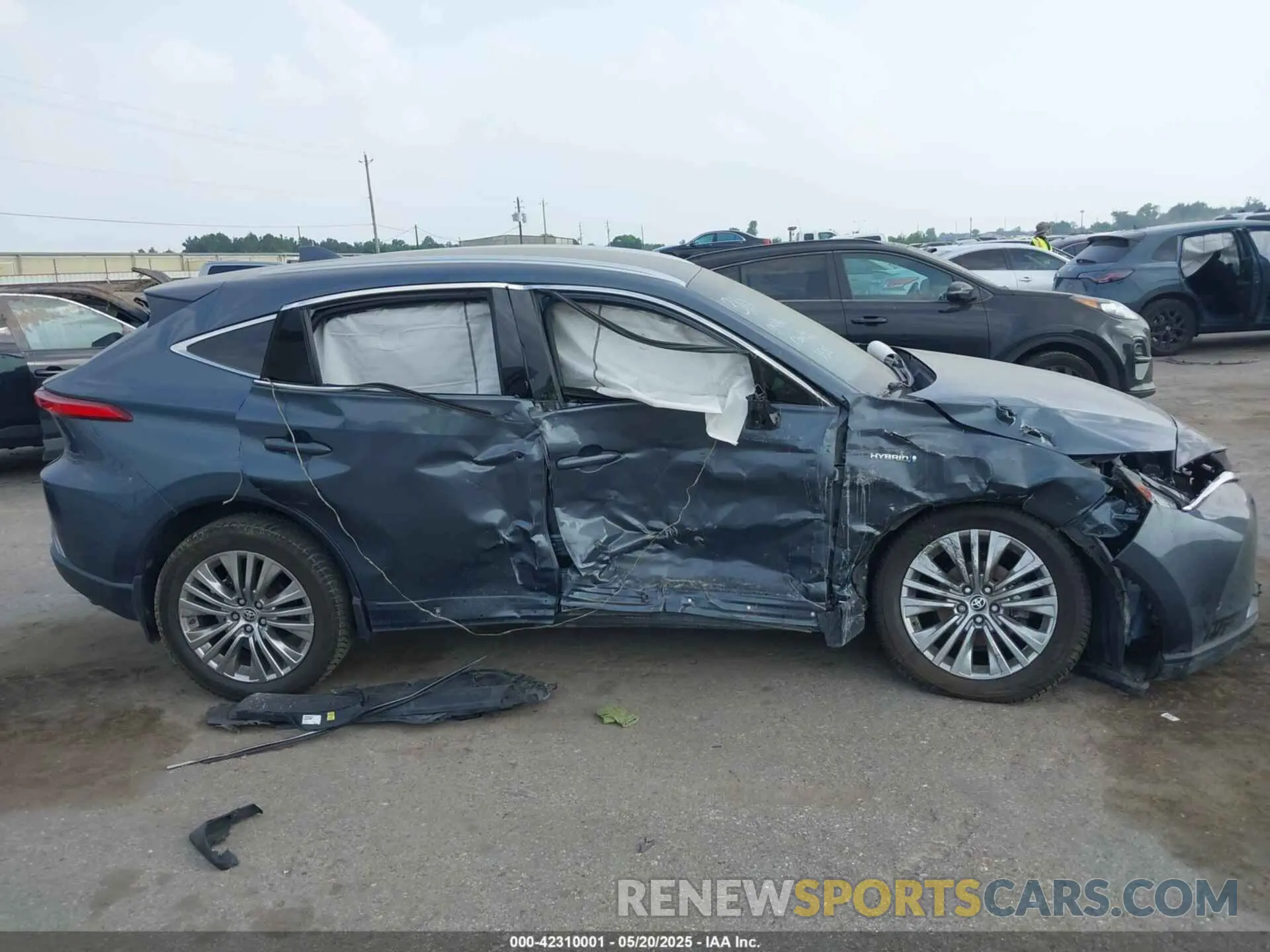 13 Photograph of a damaged car JTEAAAAH1MJ003528 TOYOTA VENZA 2021