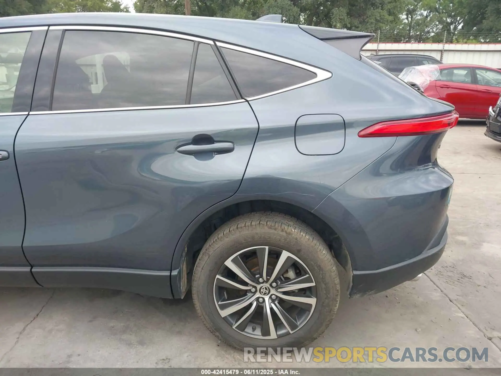 18 Photograph of a damaged car JTEAAAAH1MJ072400 TOYOTA VENZA 2021