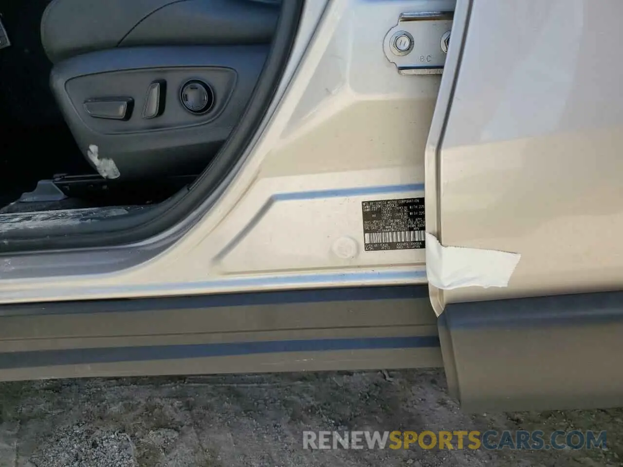 13 Photograph of a damaged car JTEAAAAH3MJ079347 TOYOTA VENZA 2021