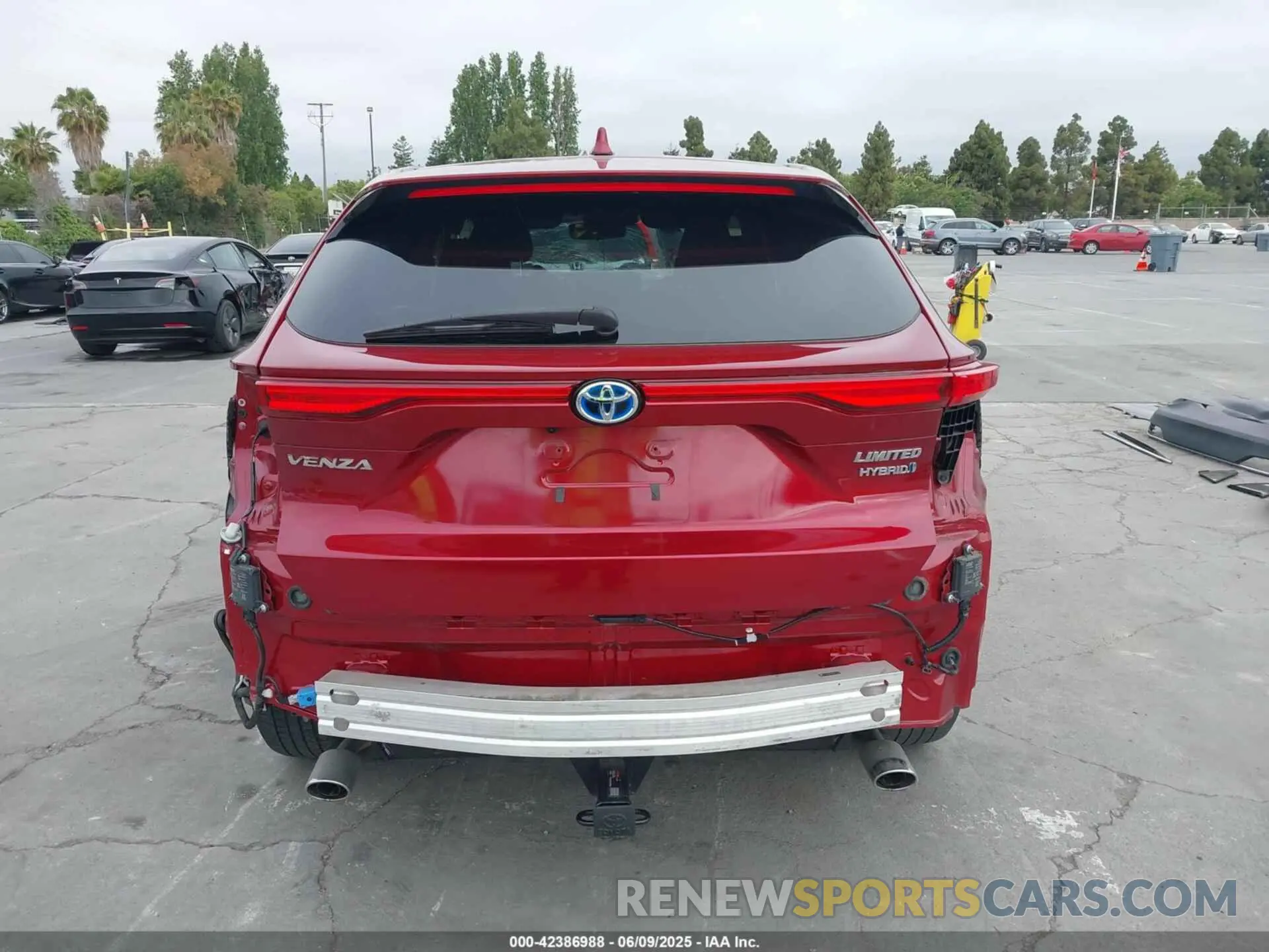 17 Photograph of a damaged car JTEAAAAH4MJ015060 TOYOTA VENZA 2021