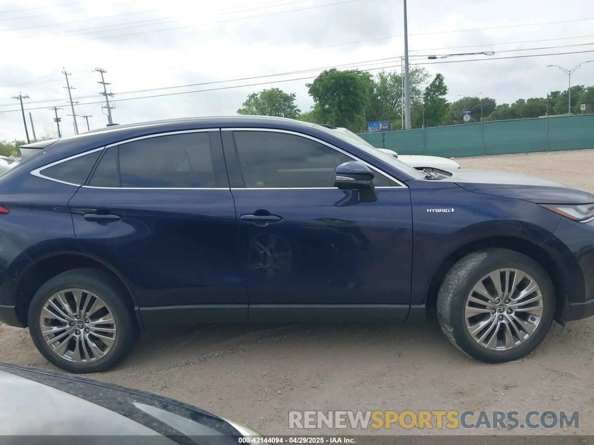 13 Photograph of a damaged car JTEAAAAH5MJ003354 TOYOTA VENZA 2021