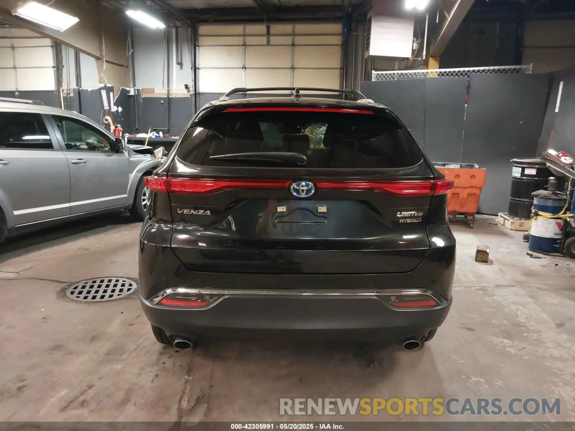 17 Photograph of a damaged car JTEAAAAH5MJ044292 TOYOTA VENZA 2021