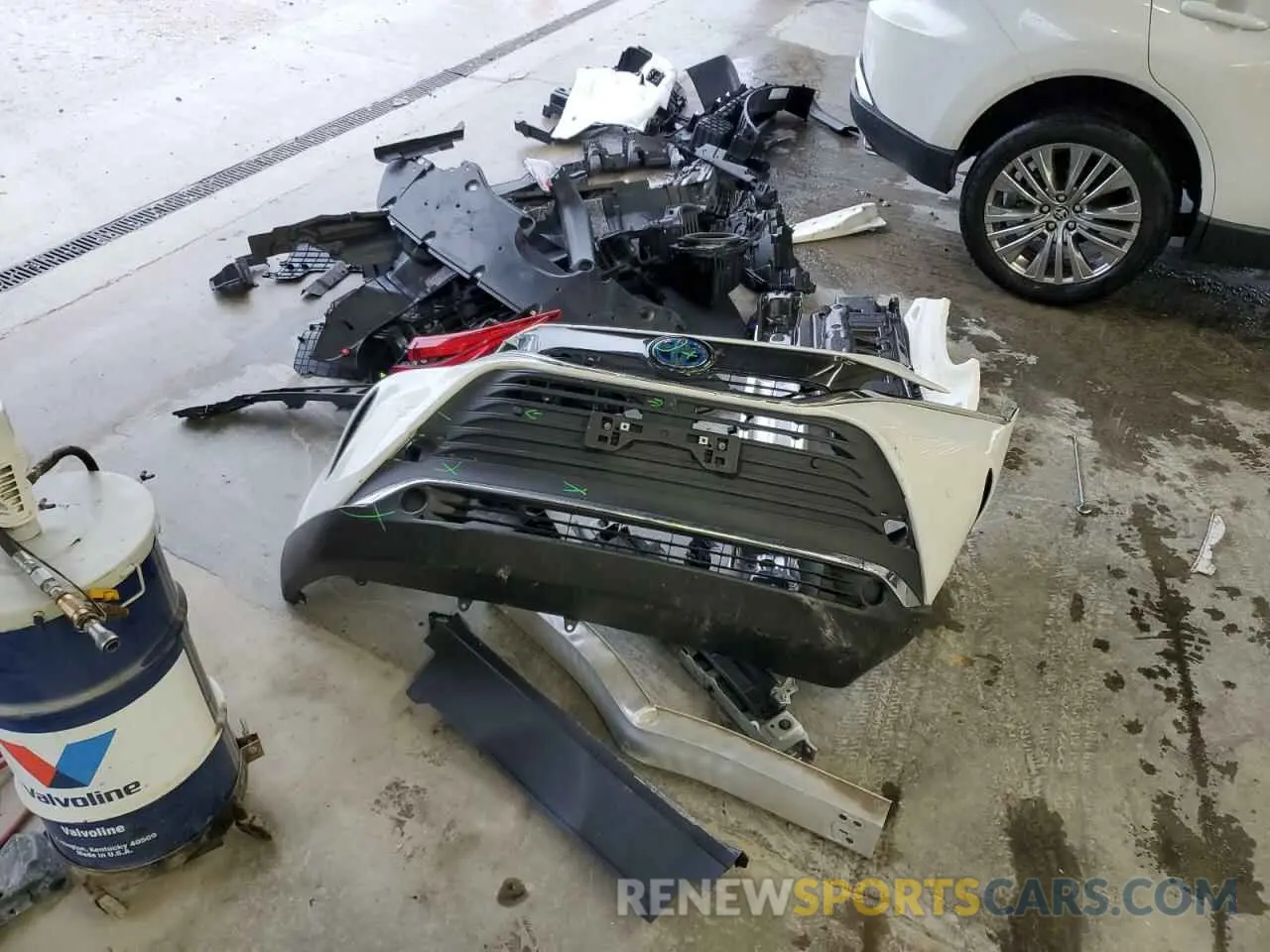 13 Photograph of a damaged car JTEAAAAH7MJ064690 TOYOTA VENZA 2021