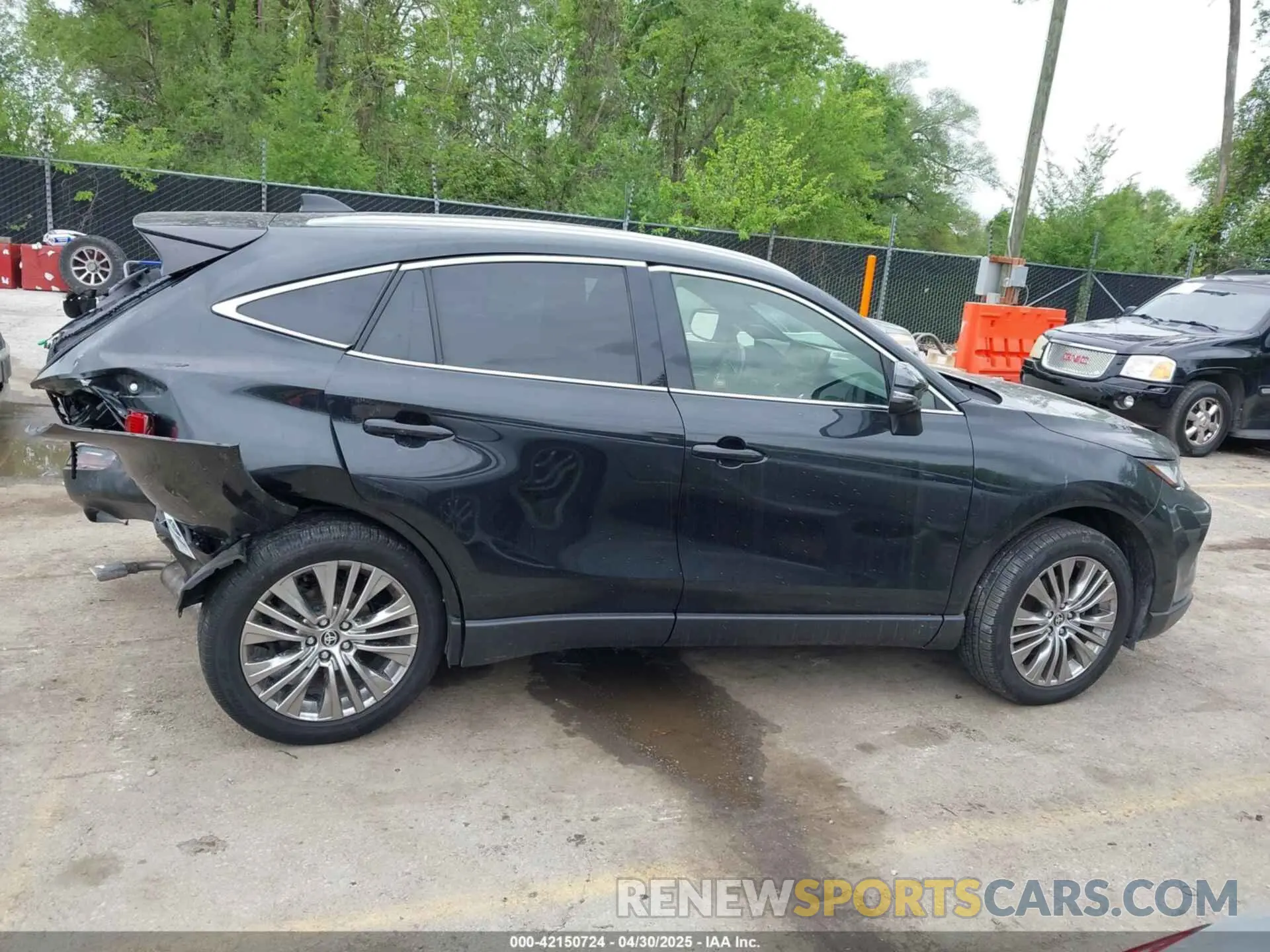 13 Photograph of a damaged car JTEAAAAH8MJ013229 TOYOTA VENZA 2021