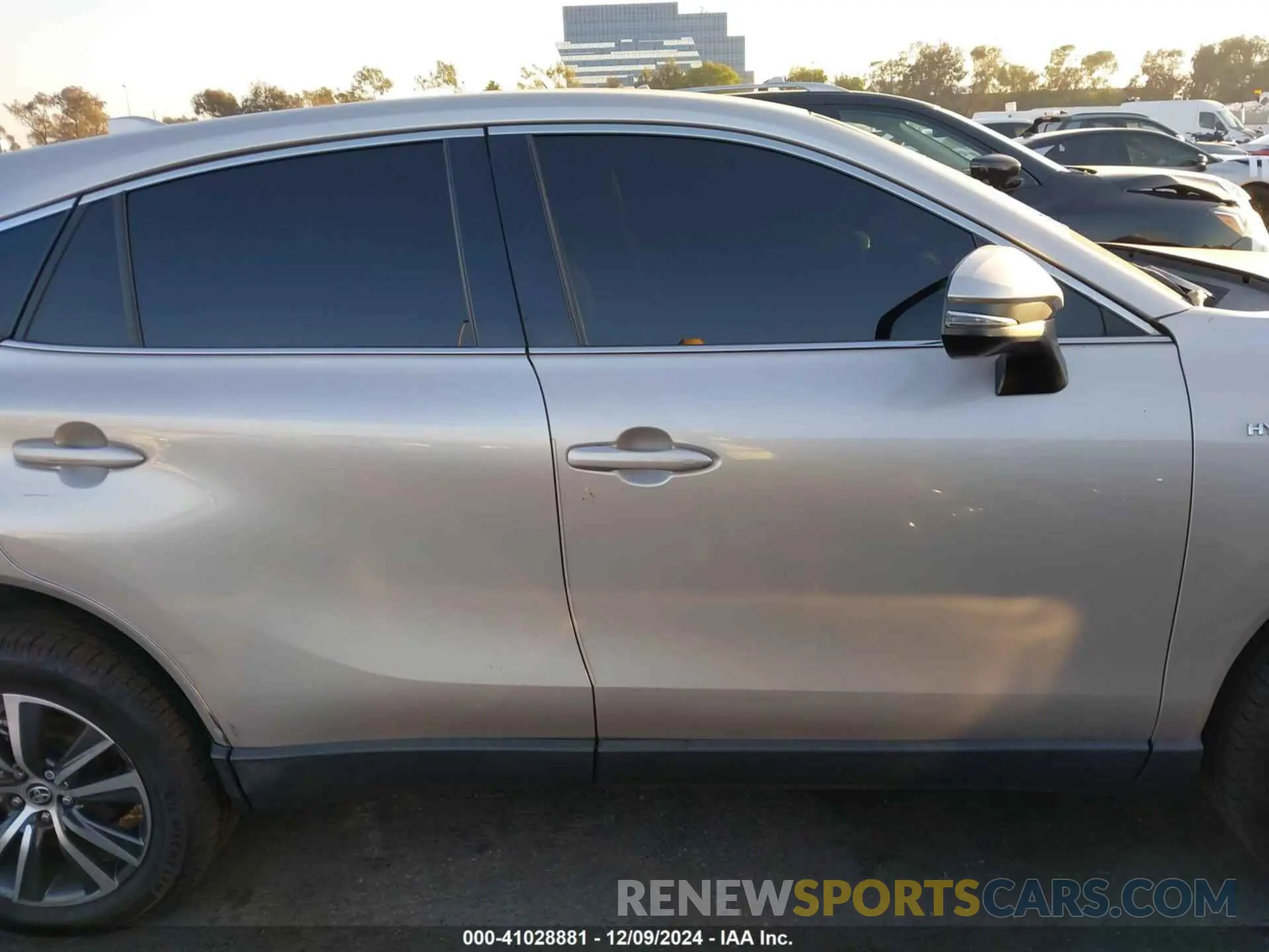 13 Photograph of a damaged car JTEAAAAHXMJ054851 TOYOTA VENZA 2021