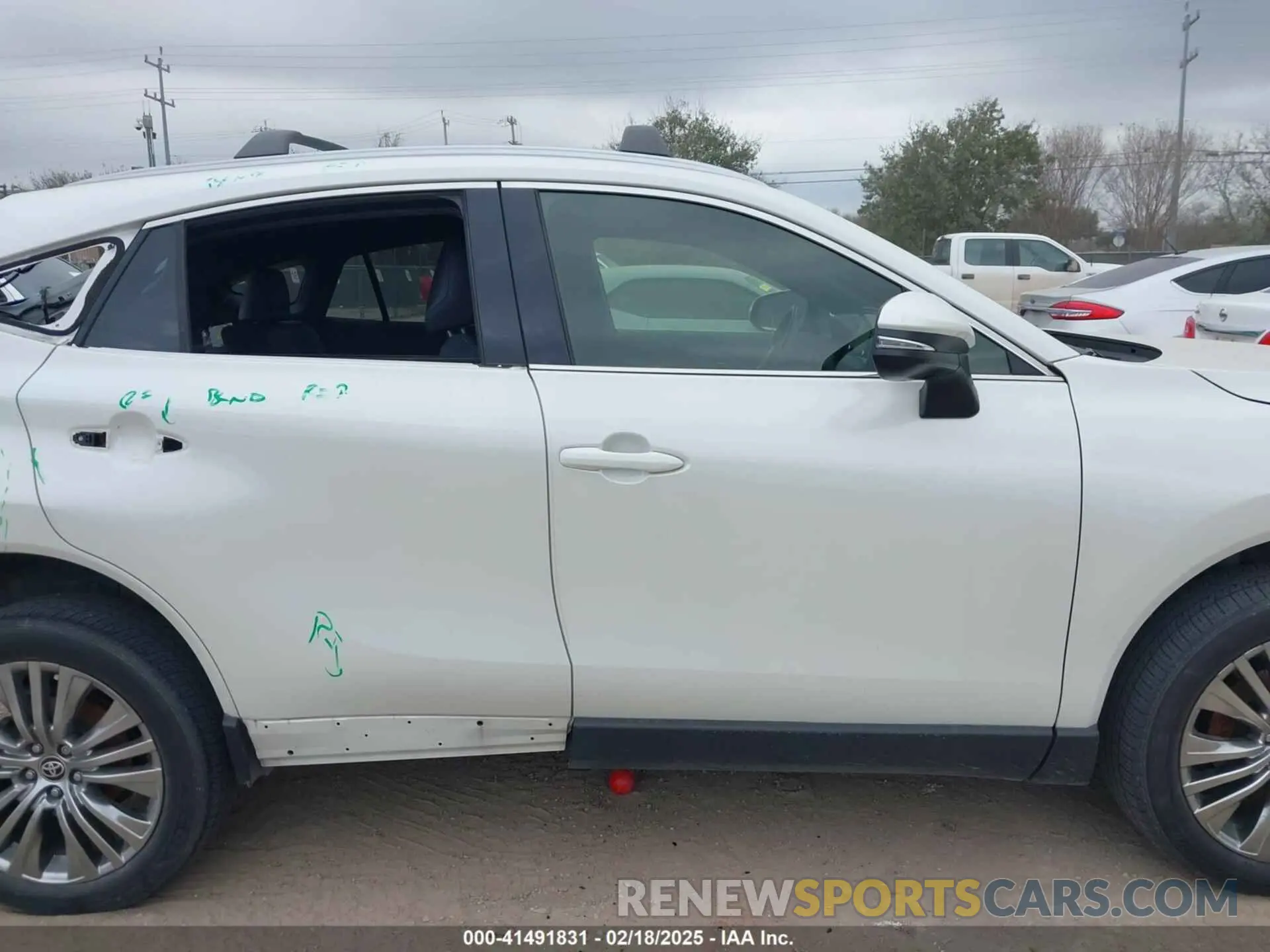 14 Photograph of a damaged car JTEAAAAH7NJ091115 TOYOTA VENZA 2022