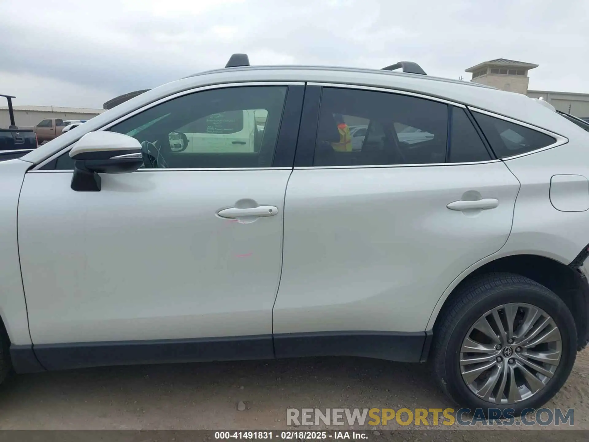 15 Photograph of a damaged car JTEAAAAH7NJ091115 TOYOTA VENZA 2022