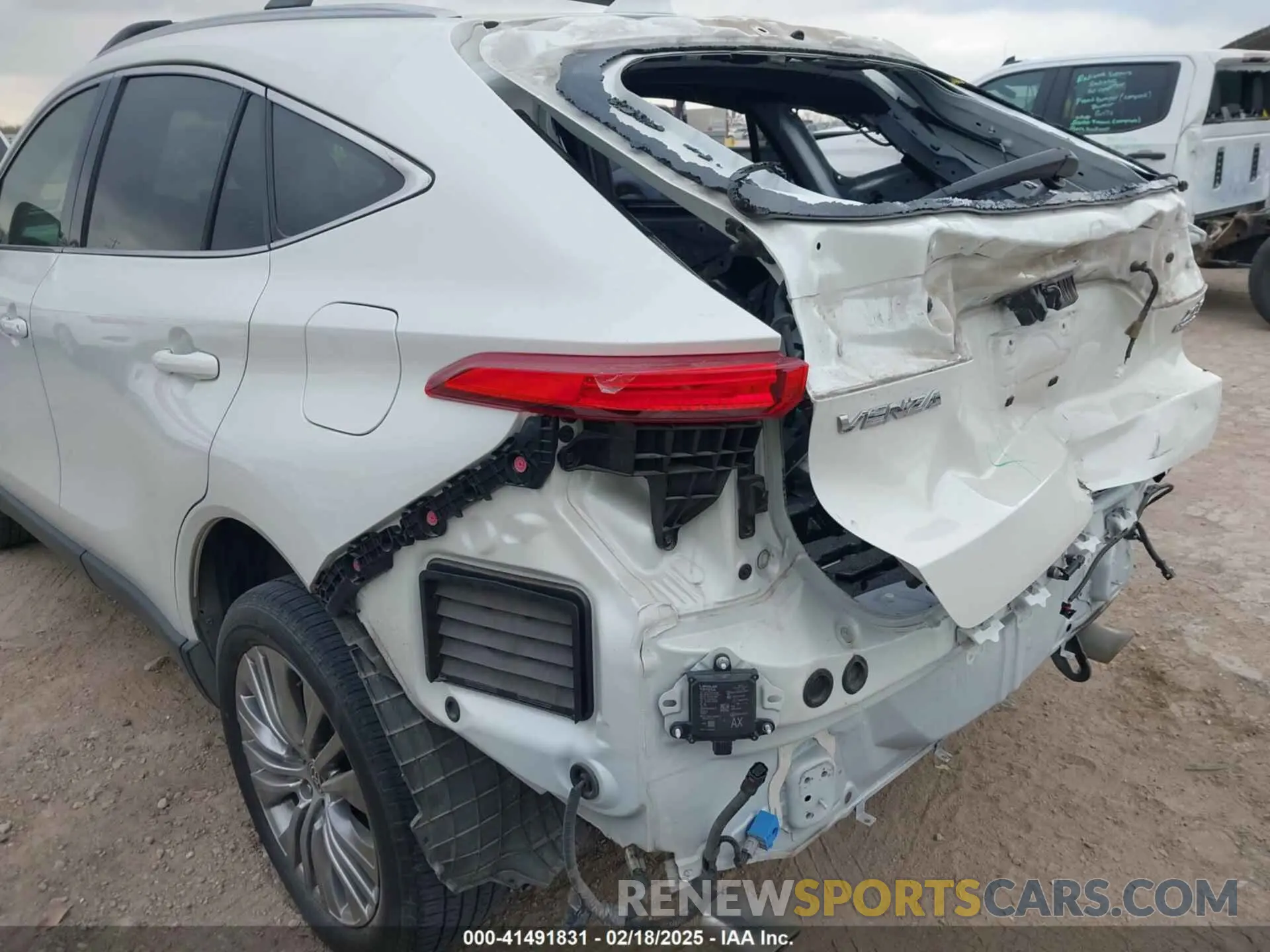 18 Photograph of a damaged car JTEAAAAH7NJ091115 TOYOTA VENZA 2022