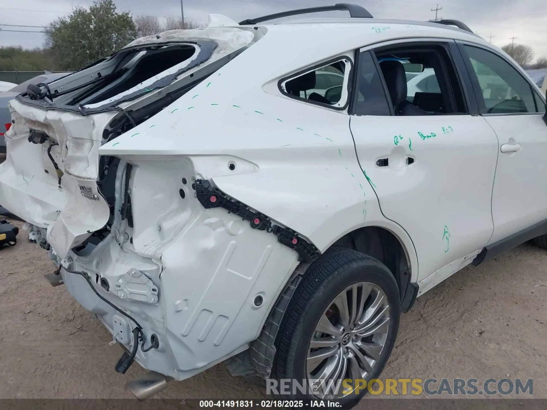 19 Photograph of a damaged car JTEAAAAH7NJ091115 TOYOTA VENZA 2022