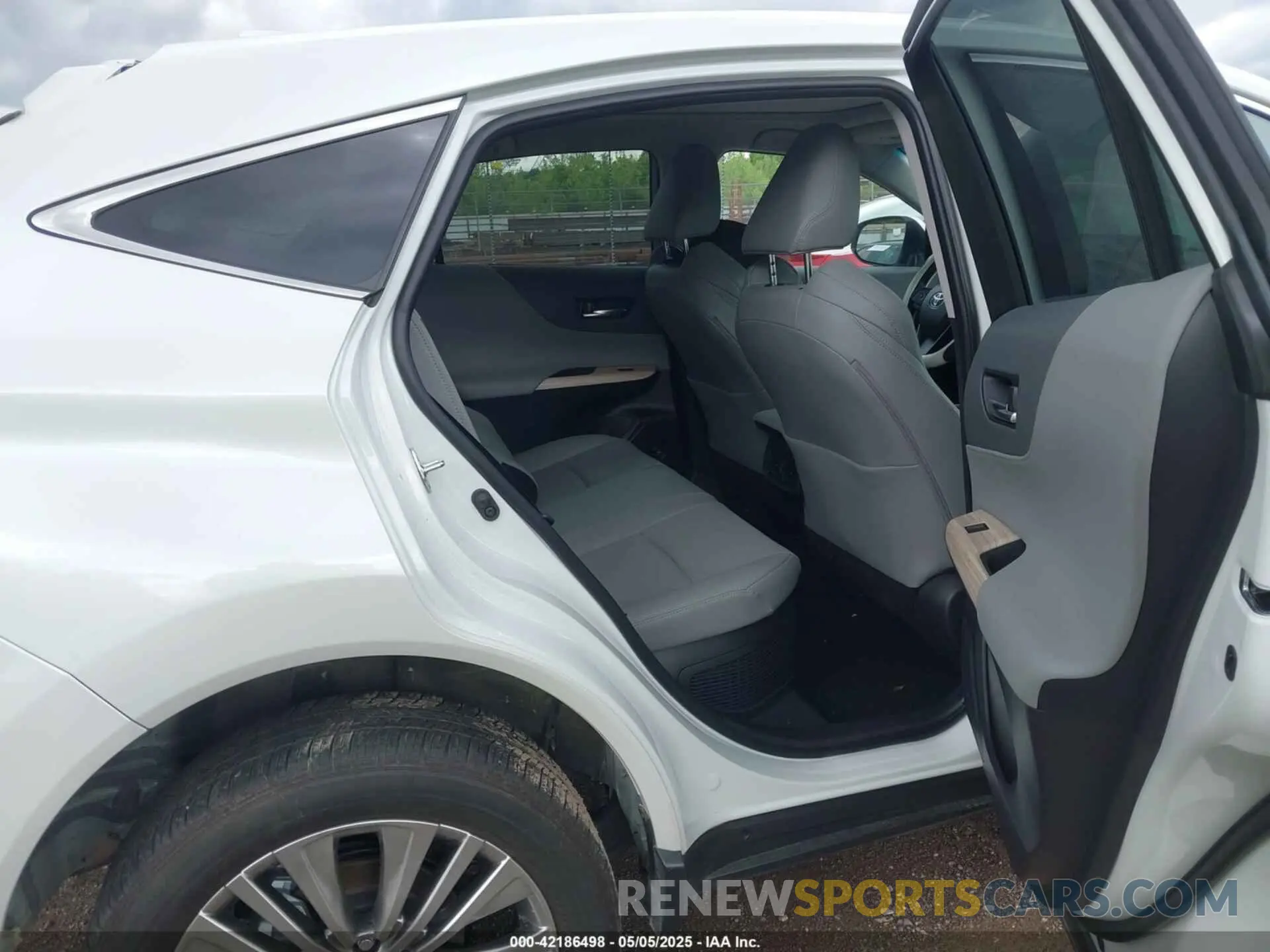 8 Photograph of a damaged car JTEAAAAH4RJ176970 TOYOTA VENZA 2024