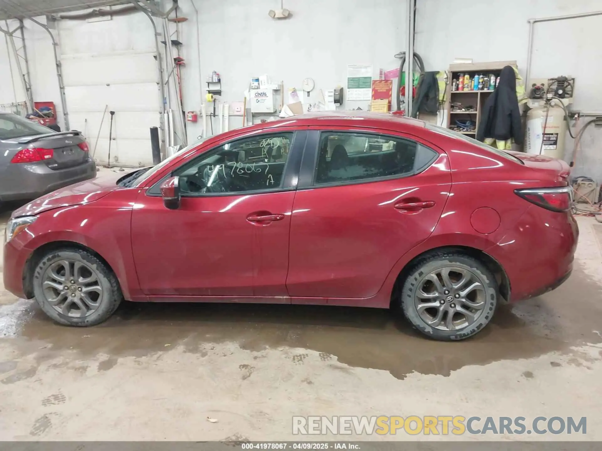 14 Photograph of a damaged car 3MYDLBYV1KY527818 TOYOTA YARIS 2019