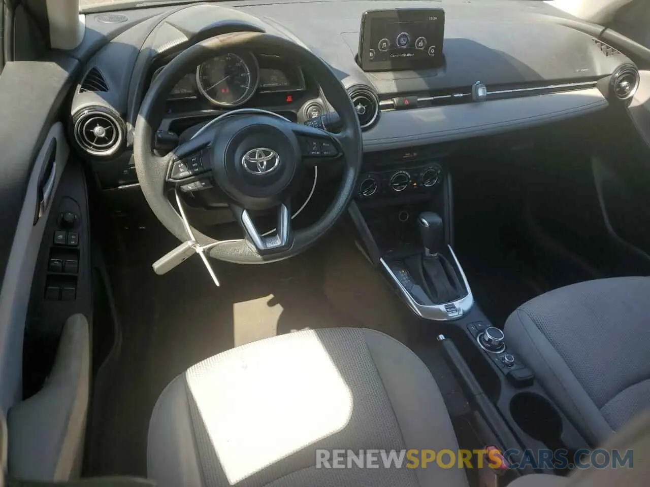 8 Photograph of a damaged car 3MYDLBYV5KY515915 TOYOTA YARIS 2019