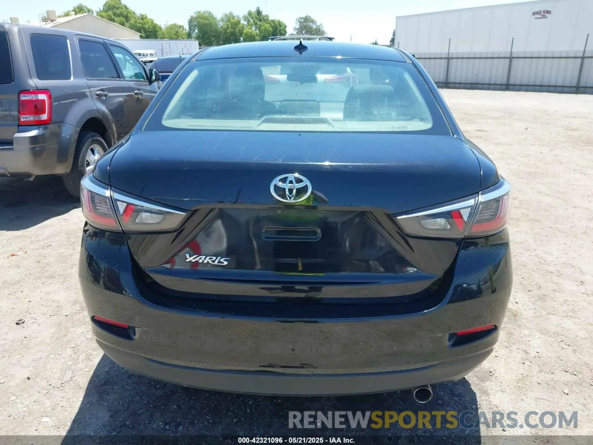 17 Photograph of a damaged car 3MYDLBYV5KY521066 TOYOTA YARIS 2019