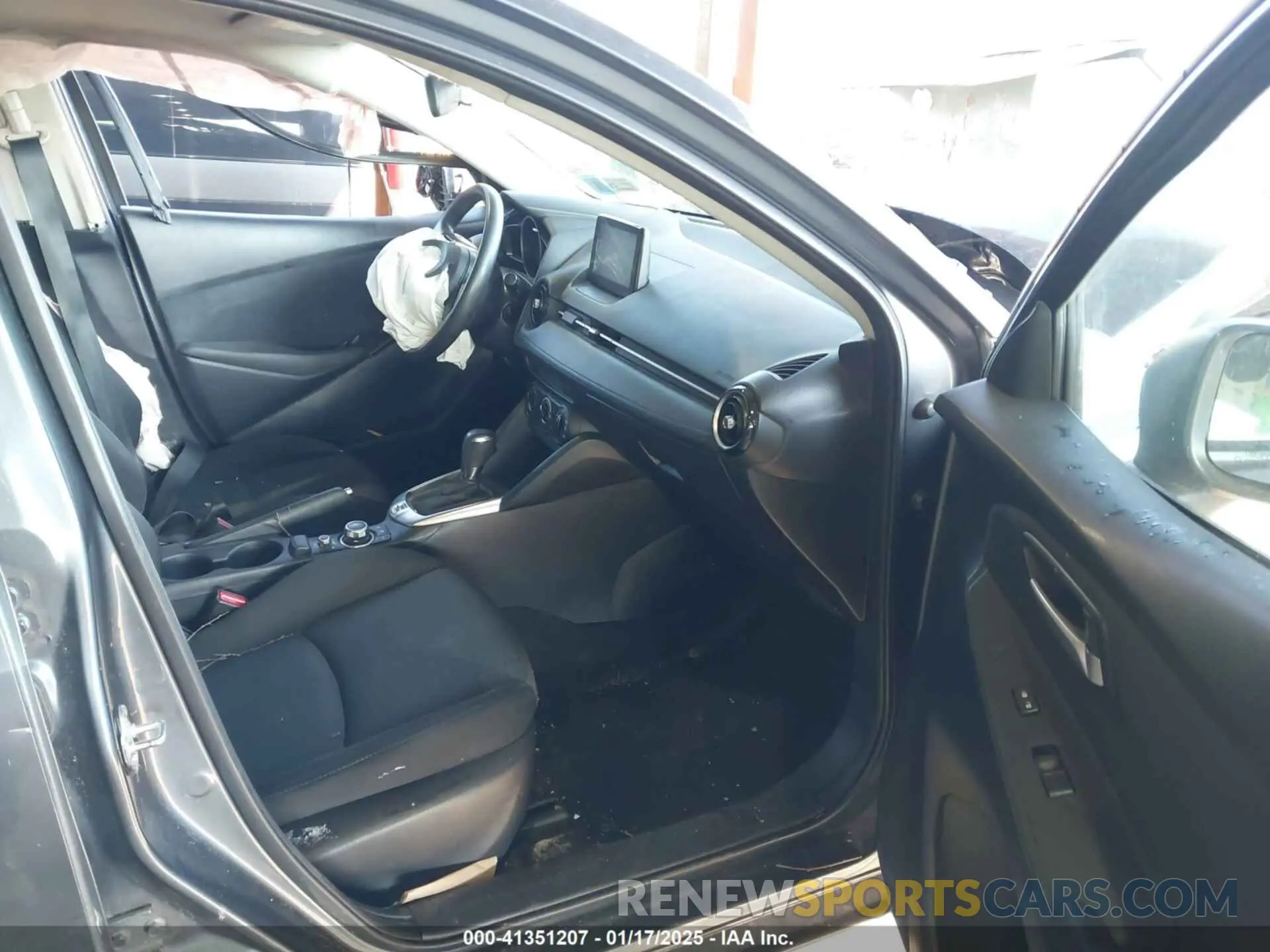 5 Photograph of a damaged car 3MYDLBYV5KY526946 TOYOTA YARIS 2019