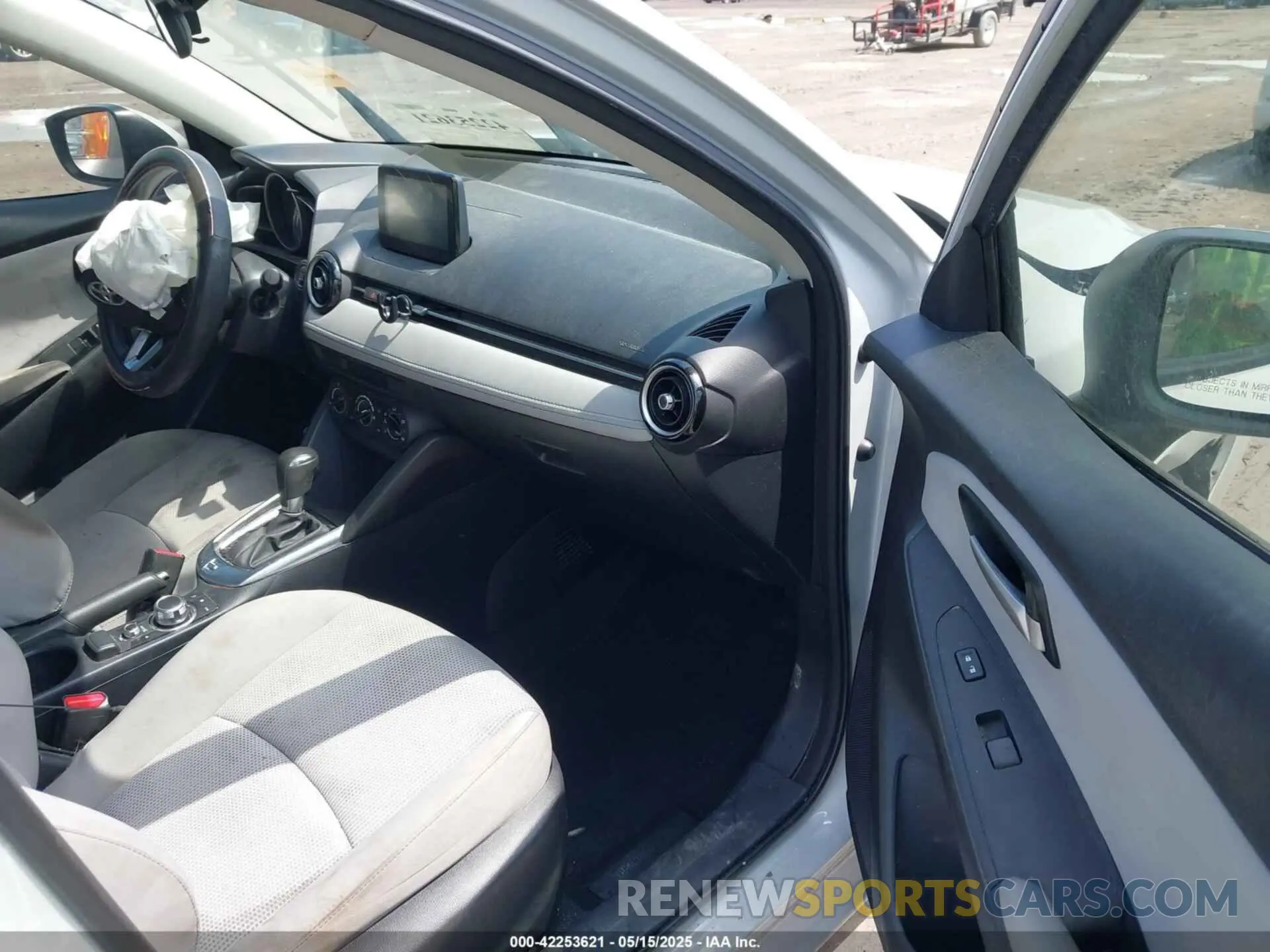 5 Photograph of a damaged car 3MYDLBYV7KY506813 TOYOTA YARIS 2019