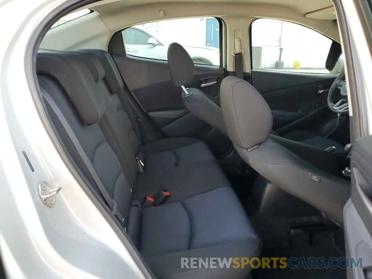 10 Photograph of a damaged car 3MYDLBYV7KY519027 TOYOTA YARIS 2019