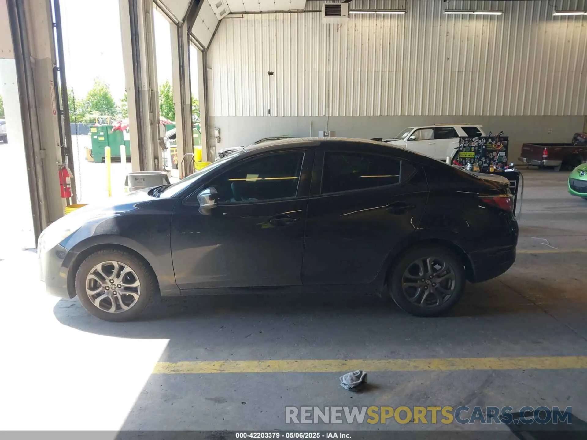 14 Photograph of a damaged car 3MYDLBYV7KY521585 TOYOTA YARIS 2019
