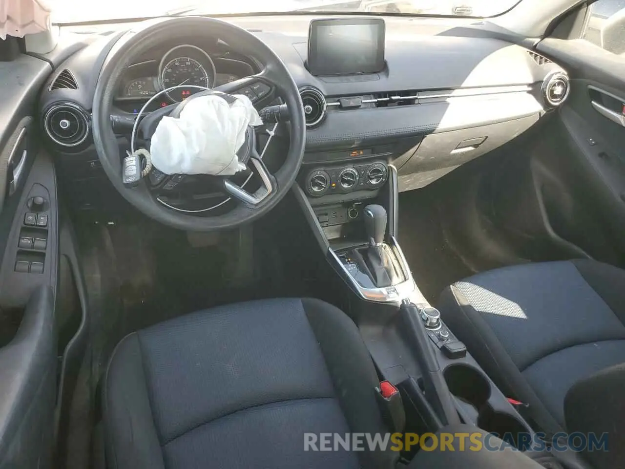 8 Photograph of a damaged car 3MYDLBYV8KY526794 TOYOTA YARIS 2019