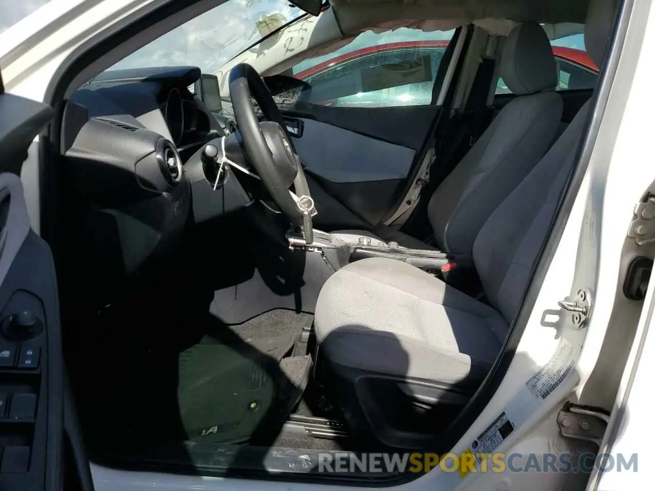 7 Photograph of a damaged car 3MYDLBYV9KY504254 TOYOTA YARIS 2019