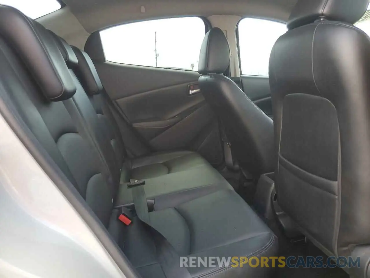 11 Photograph of a damaged car 3MYDLBYV9KY512340 TOYOTA YARIS 2019