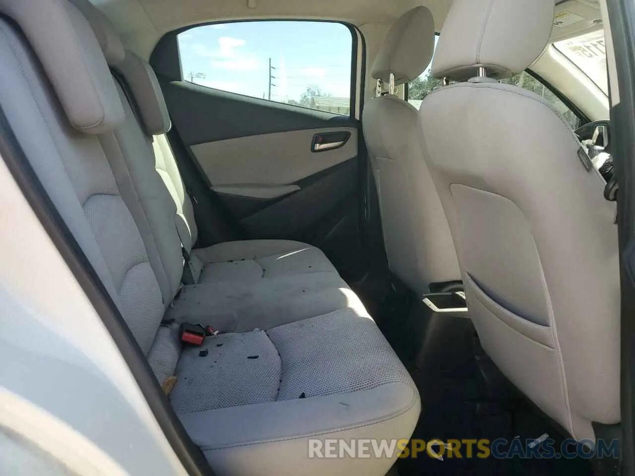 10 Photograph of a damaged car 3MYDLBYV9KY518042 TOYOTA YARIS 2019