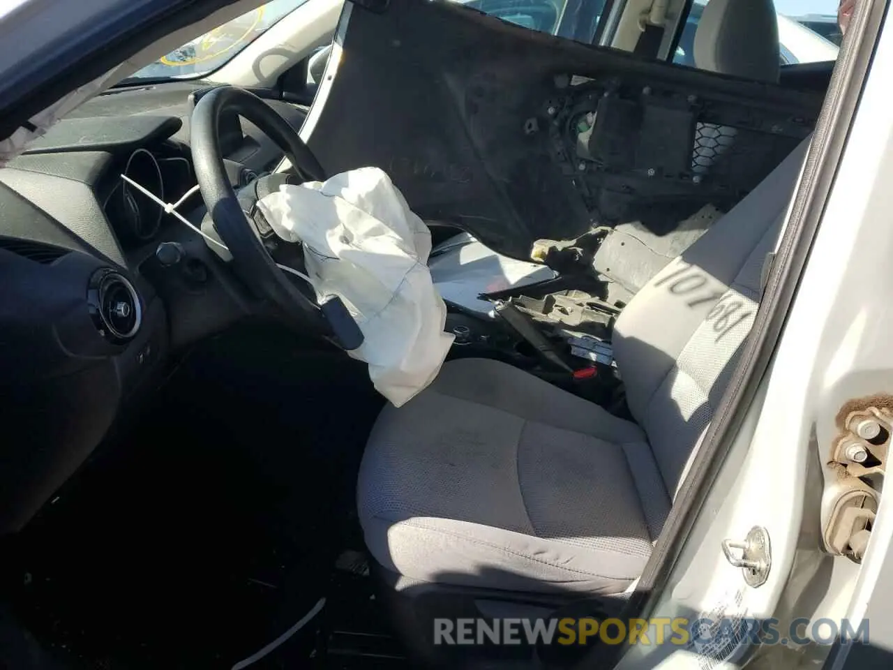 7 Photograph of a damaged car 3MYDLBJV0LY701681 TOYOTA YARIS 2020