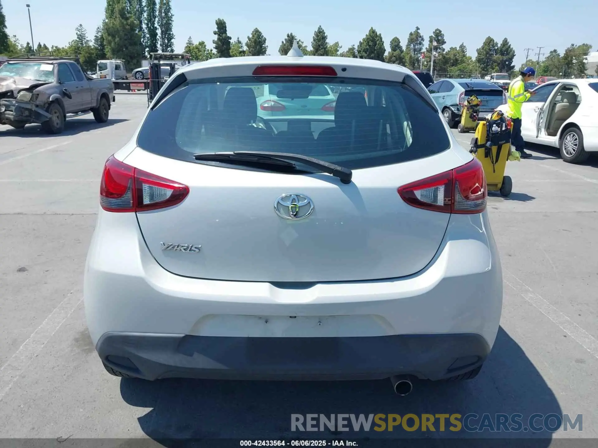 16 Photograph of a damaged car 3MYDLBJV5LY704110 TOYOTA YARIS 2020