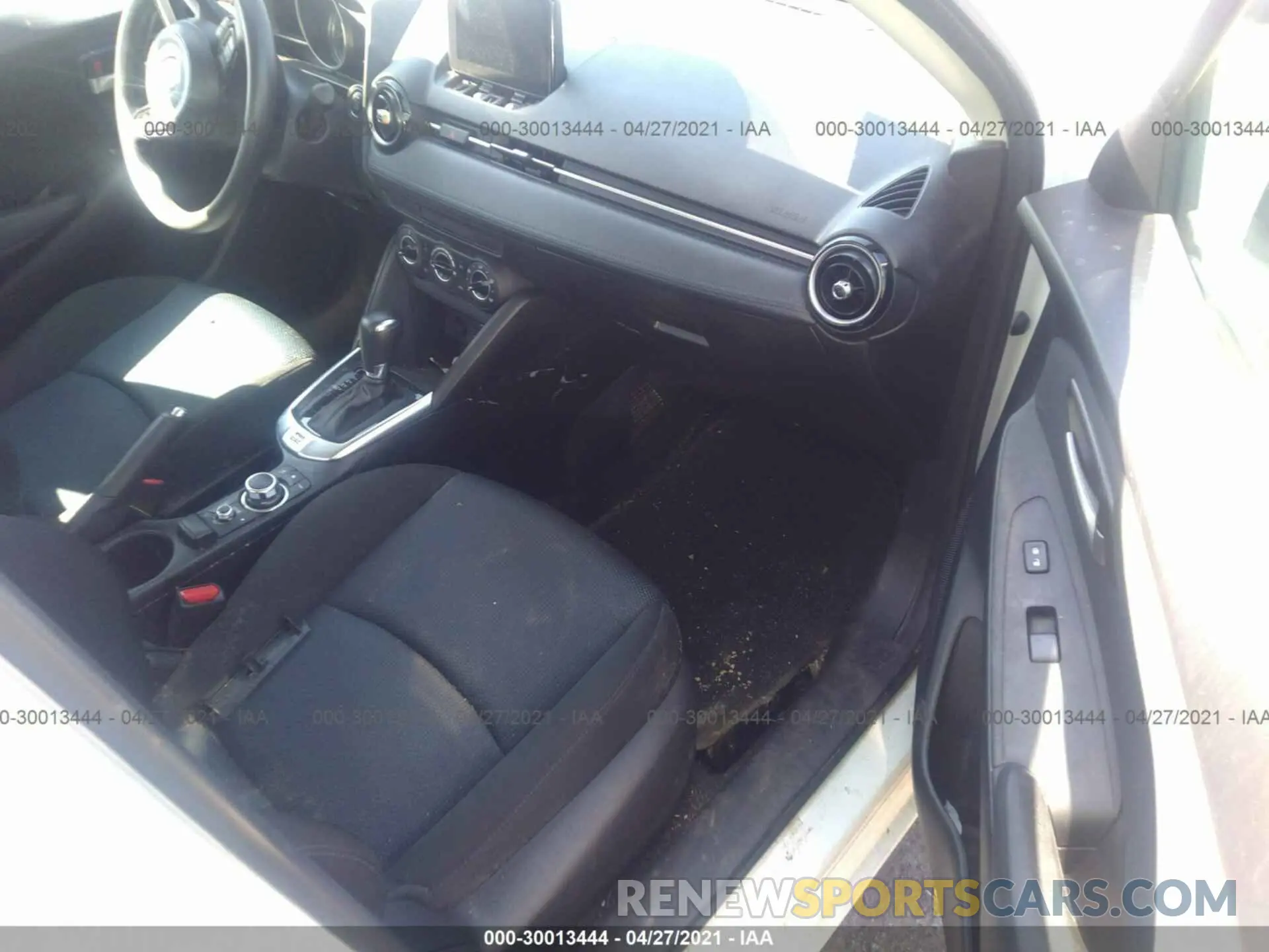 5 Photograph of a damaged car 3MYDLBYV5KY527806 TOYOTA YARIS SEDAN 2019