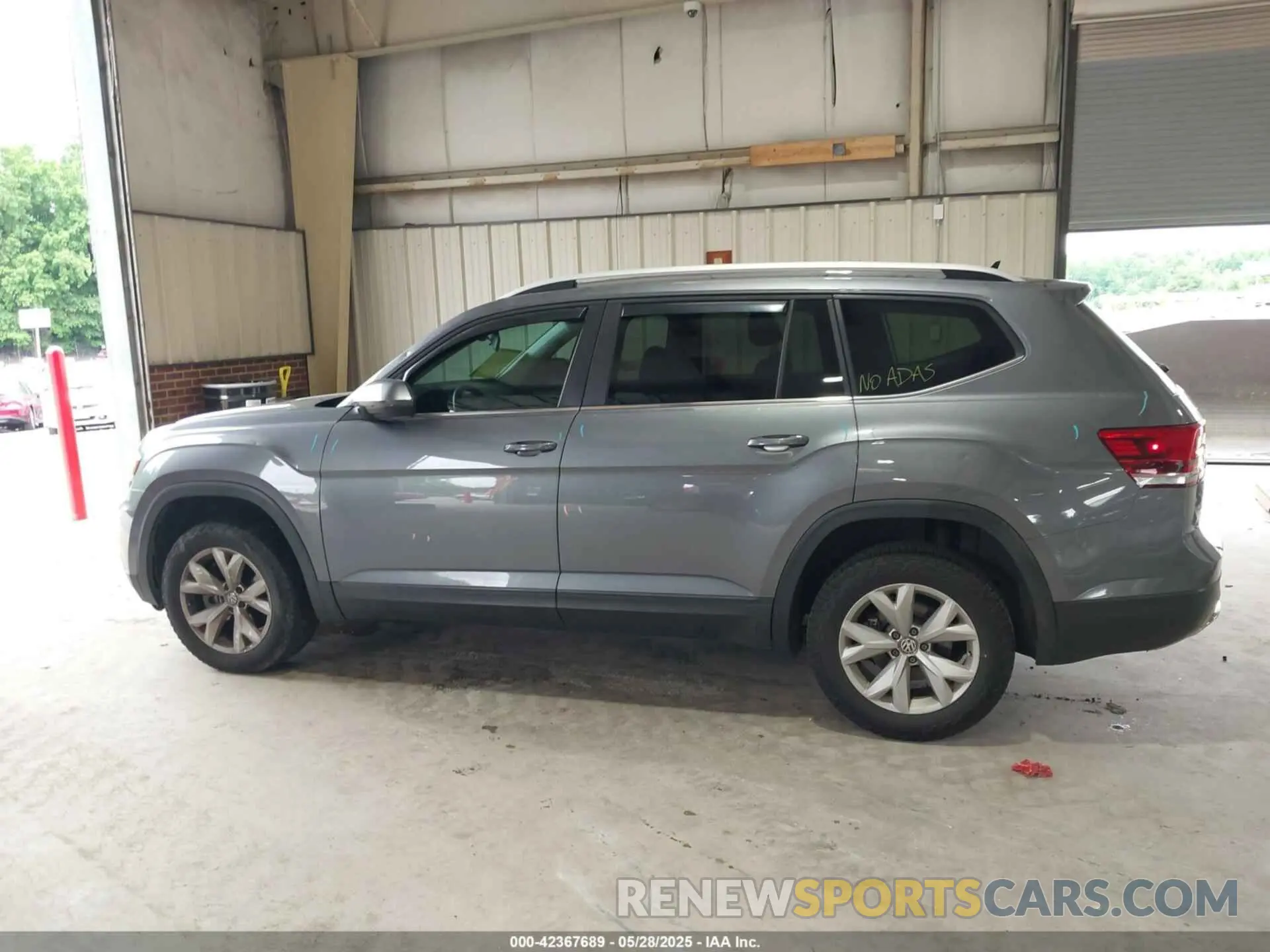 14 Photograph of a damaged car 1V2AP2CA2KC555726 VOLKSWAGEN ATLAS 2019