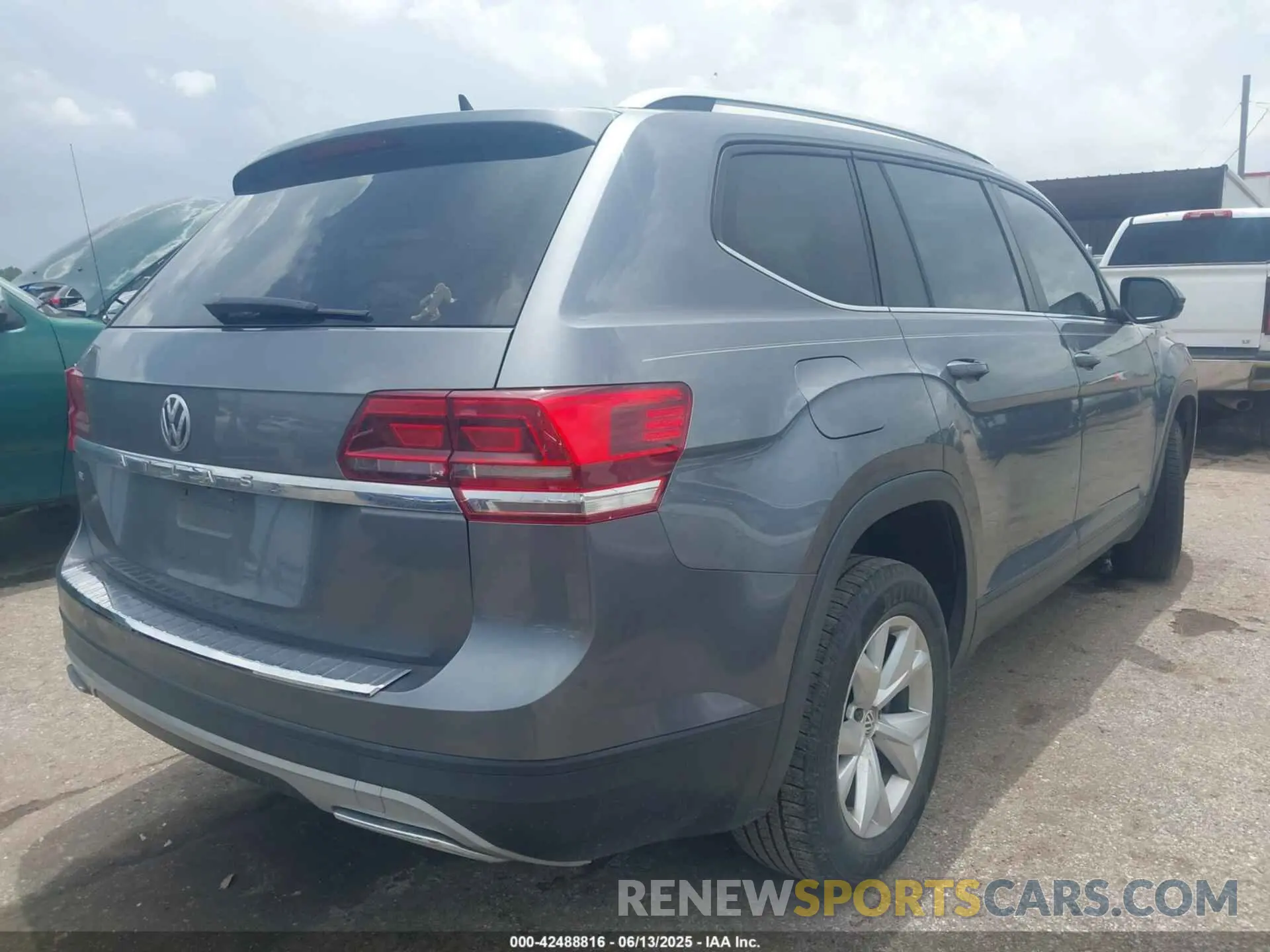 4 Photograph of a damaged car 1V2DP2CAXKC590446 VOLKSWAGEN ATLAS 2019