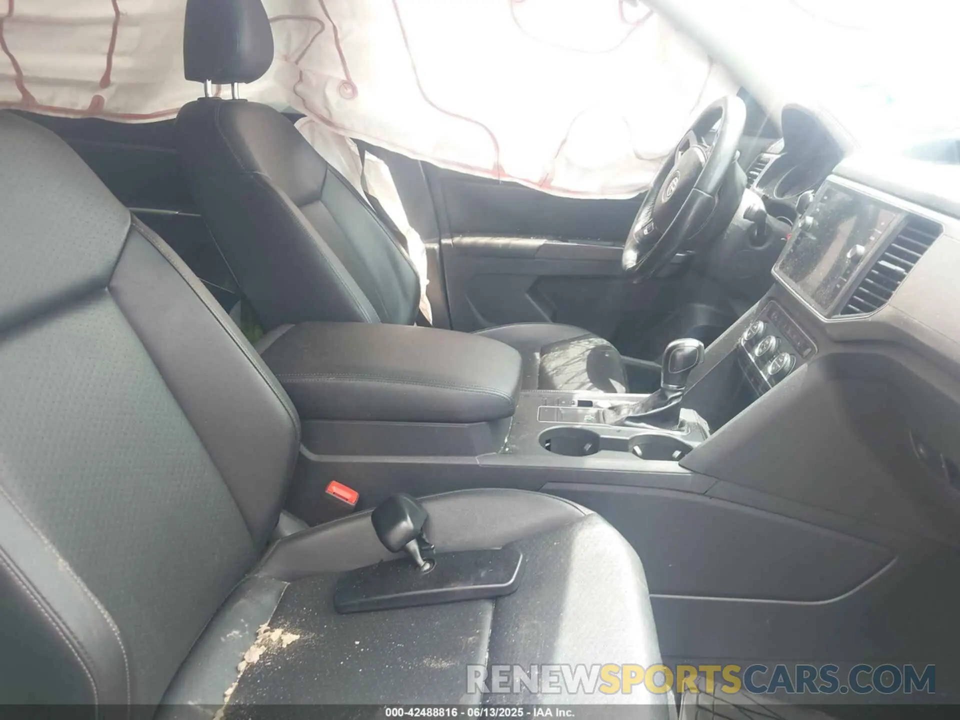 5 Photograph of a damaged car 1V2DP2CAXKC590446 VOLKSWAGEN ATLAS 2019